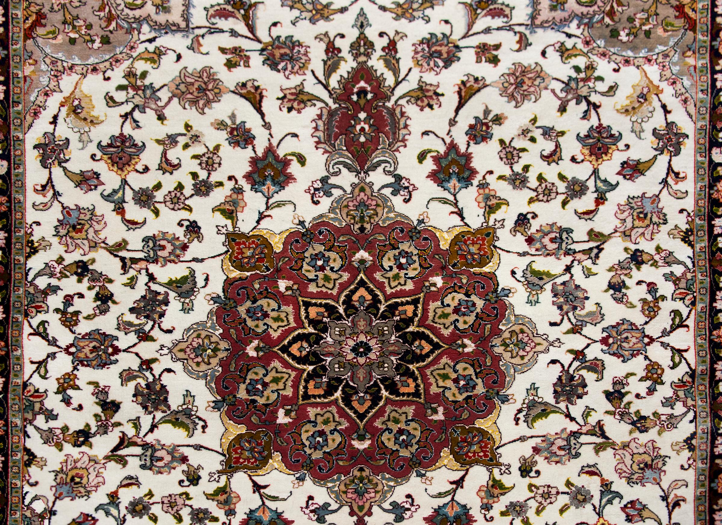 Persischer Tabriz-Teppich aus Seide und Wolle im Angebot 3