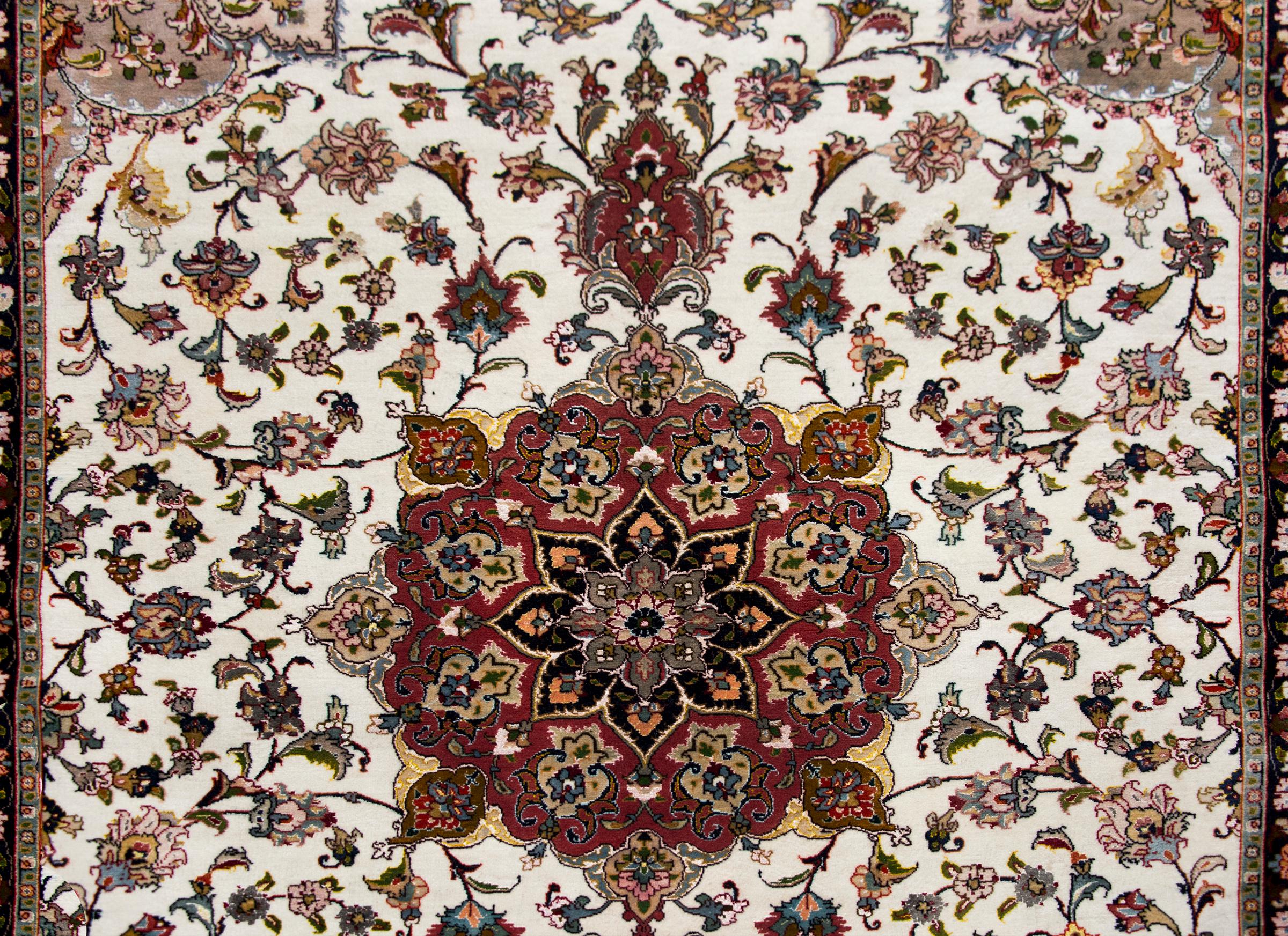 Tapis persan vintage en soie et laine de Tabriz en vente 3