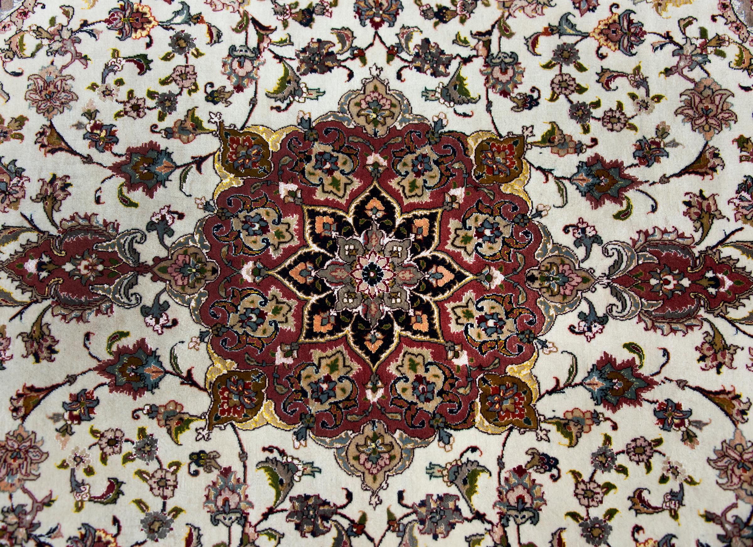 Persischer Tabriz-Teppich aus Seide und Wolle (20. Jahrhundert) im Angebot