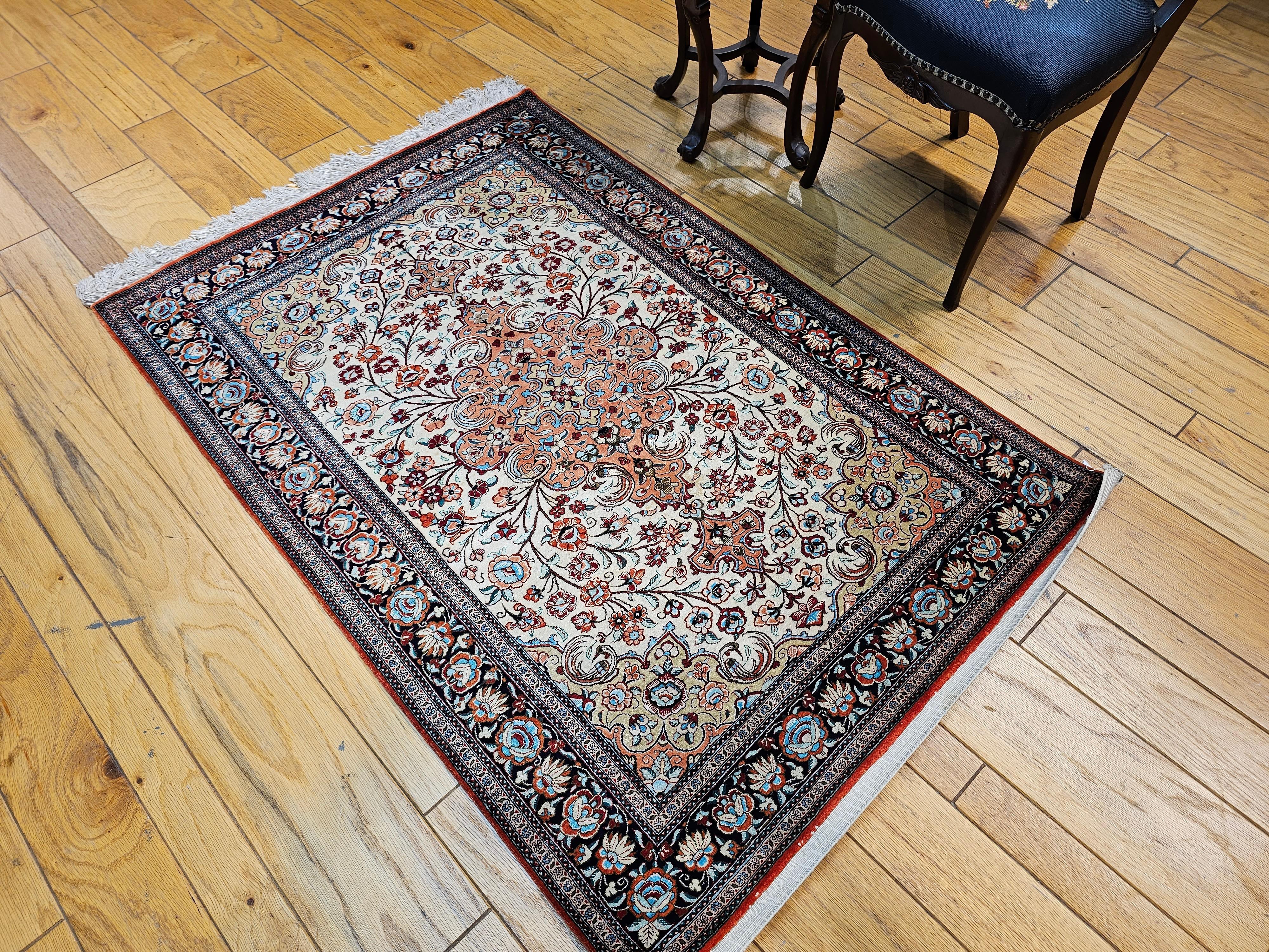 Persischer Qum-Teppich aus Seide mit Blumenmuster in Elfenbein, Rost, Kamel, Marineblau im Angebot 5