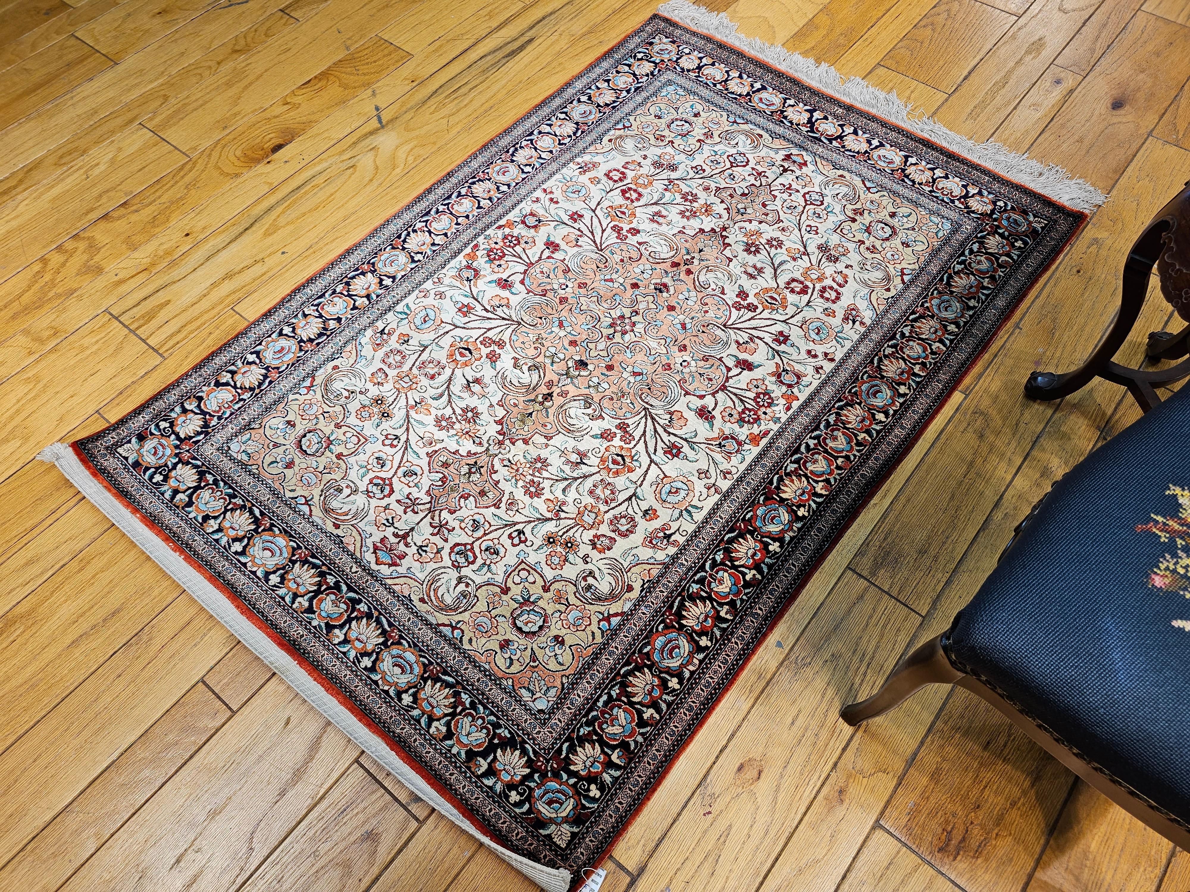 Persischer Qum-Teppich aus Seide mit Blumenmuster in Elfenbein, Rost, Kamel, Marineblau im Angebot 6