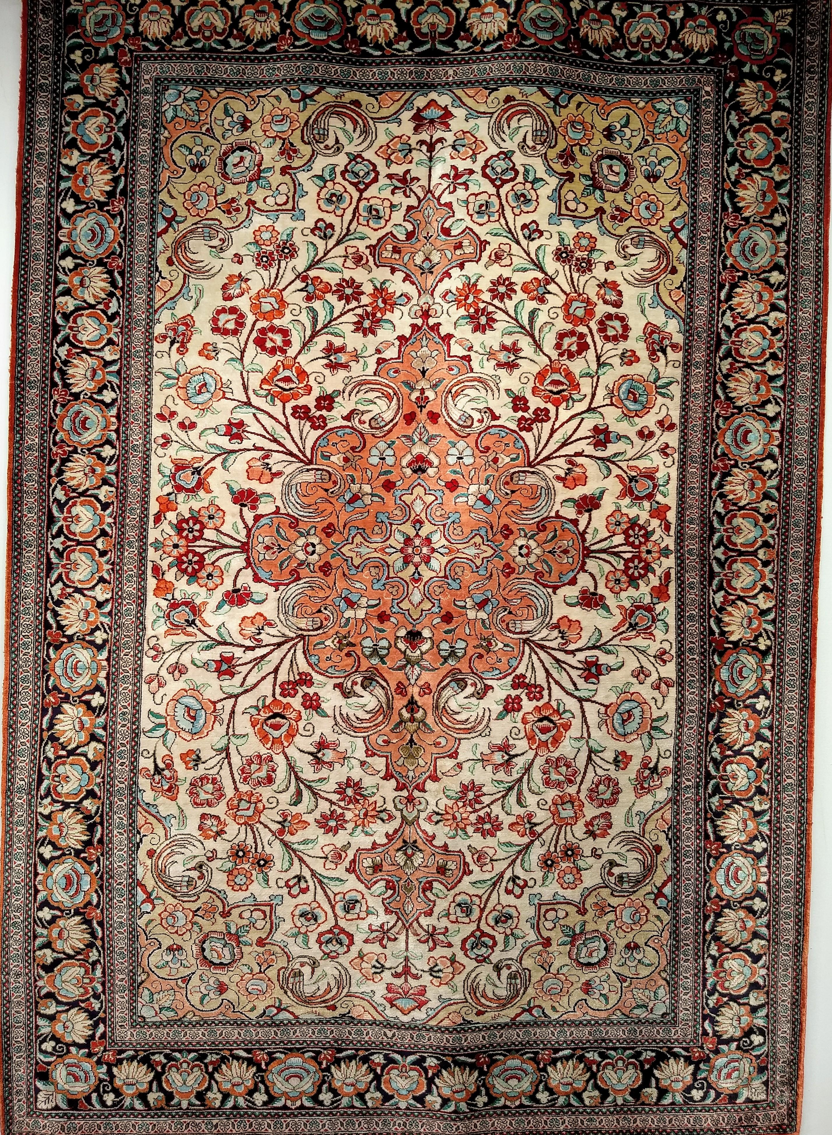 Persischer Qum-Seidenteppich im Vintage-Stil mit floralem Gartenmuster und leuchtenden Farben aus dem 3. Quartal 1900.  Der Teppich hat ein wunderschönes Design und eine tolle Farbkombination aus Seide, die im Licht schimmert.  Vollseide (Seidenflor