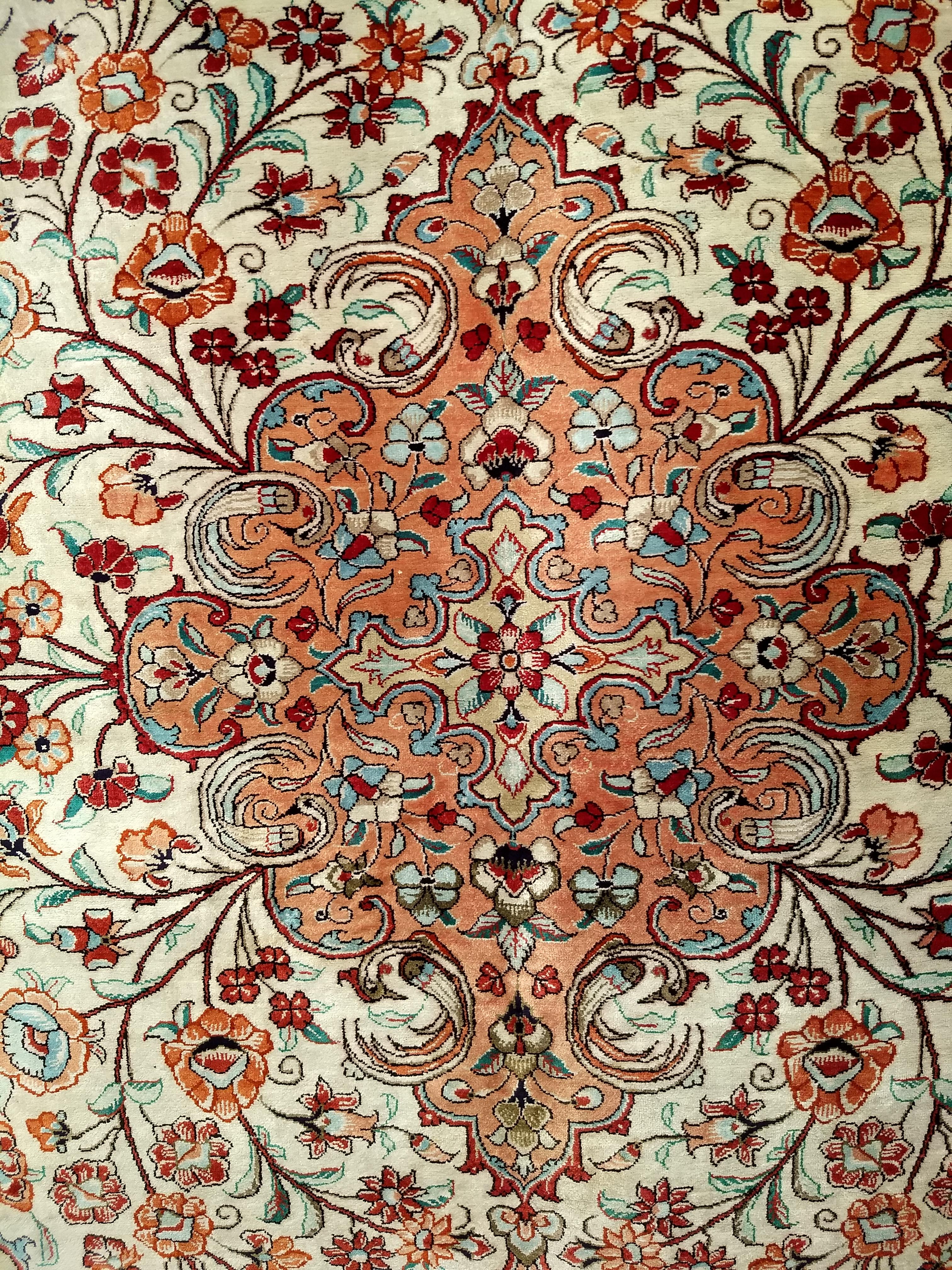 Persischer Qum-Teppich aus Seide mit Blumenmuster in Elfenbein, Rost, Kamel, Marineblau (Handgewebt) im Angebot