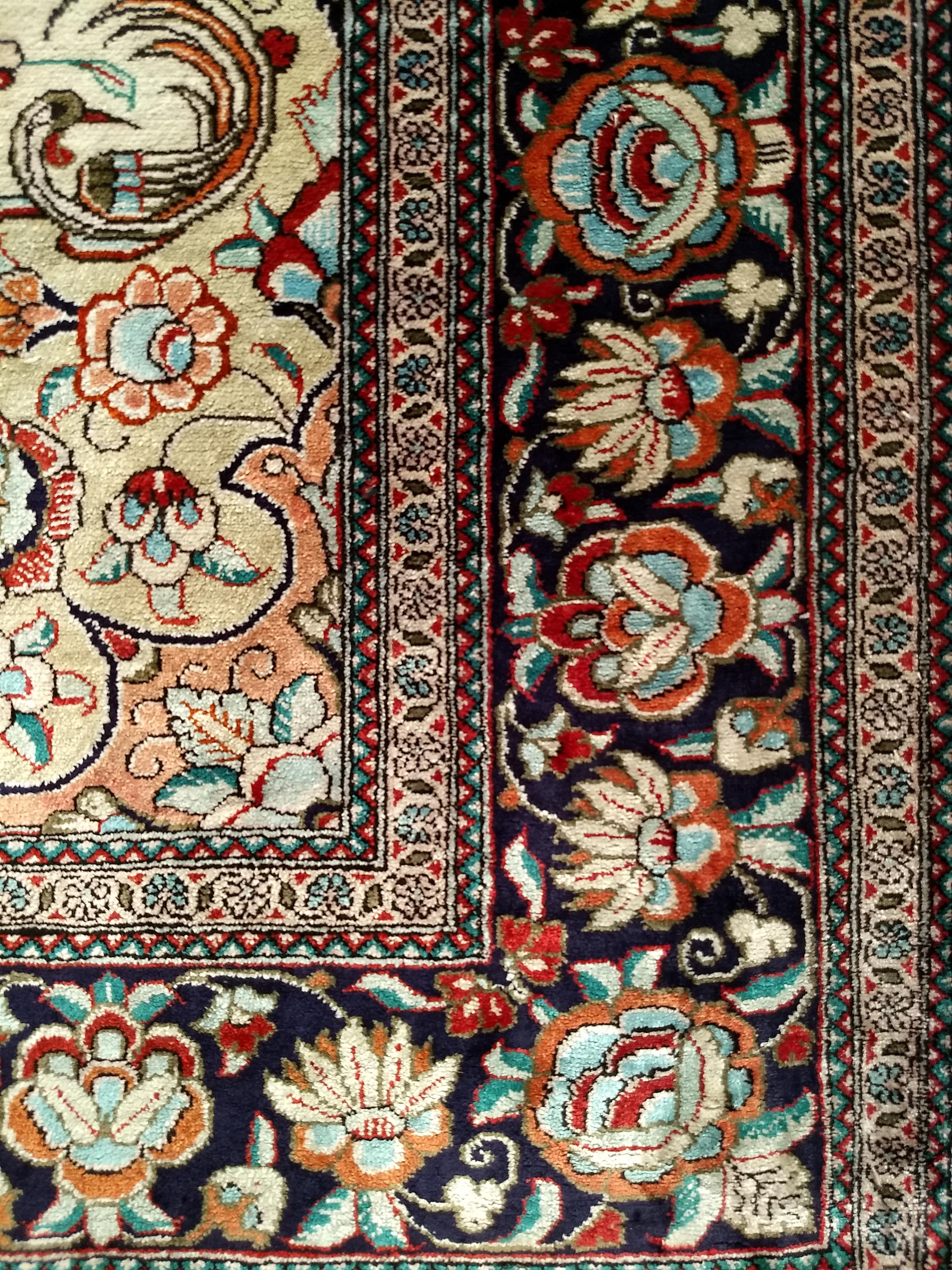 Persischer Qum-Teppich aus Seide mit Blumenmuster in Elfenbein, Rost, Kamel, Marineblau im Angebot 1