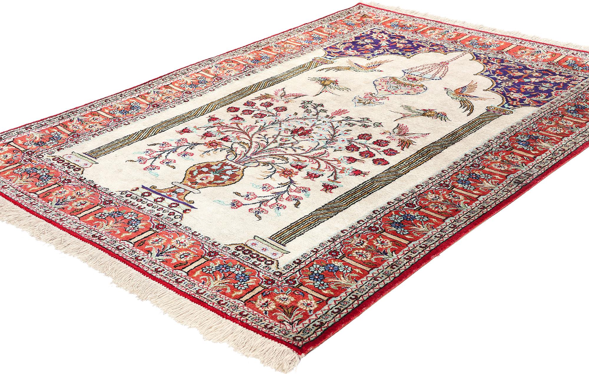 78782 Tappeto da preghiera Qum in seta persiana vintage, 03'06 x 05'00. I tappeti da preghiera Qum in seta persiana affondano le loro radici a Qom, in Iran, rinomata per i suoi opulenti tappeti tessuti a mano con fili di seta pregiati, apprezzati