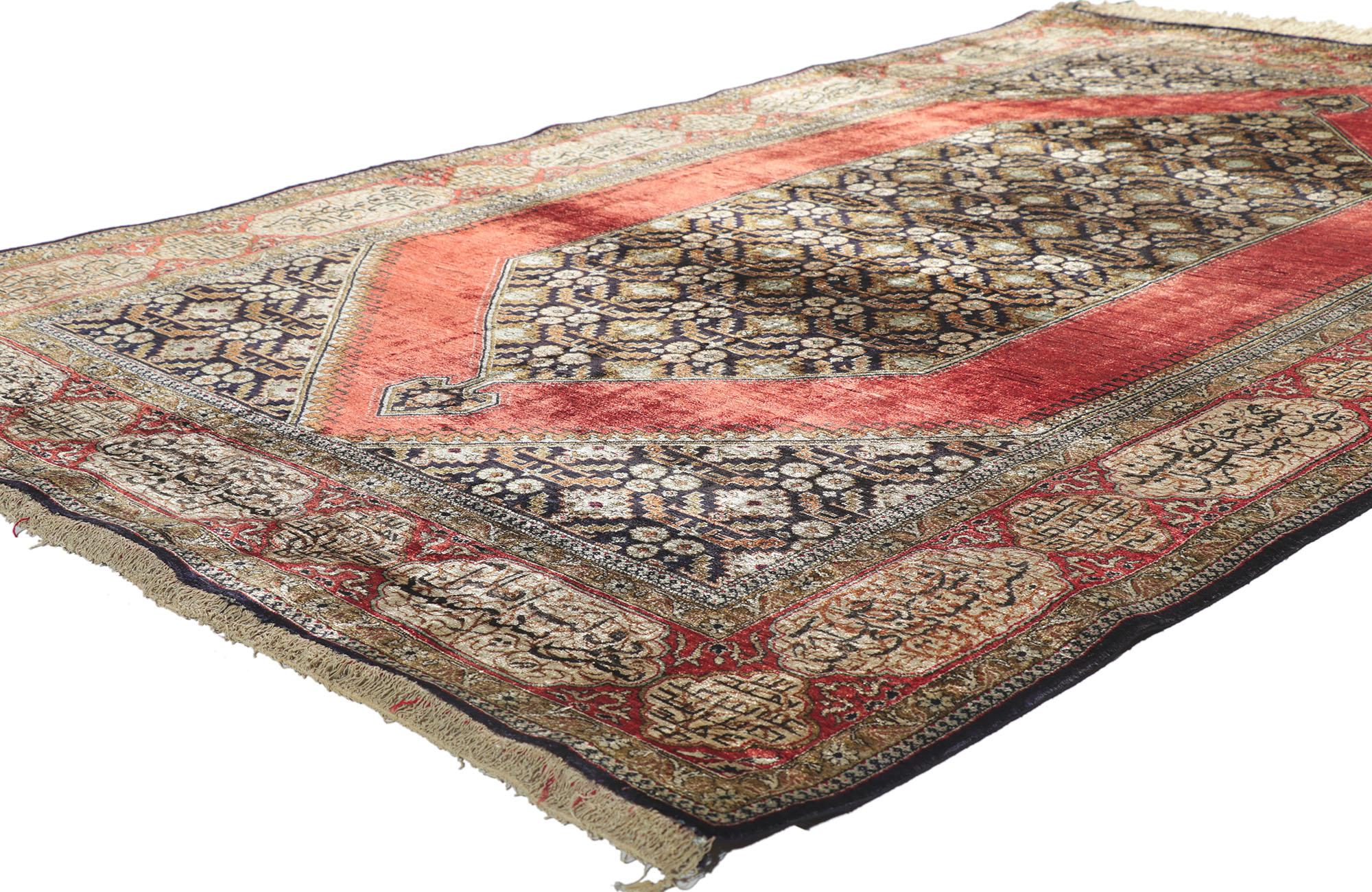 78187 Persischer Qum-Teppich aus Seide, 04'07 x 07'04. Mit seiner auffälligen Ausstrahlung und der satten roten Farbpalette wirkt dieser handgeknüpfte alte persische Qum-Teppich aus Seide wie ein prächtiger italienischer Samt und erinnert an die