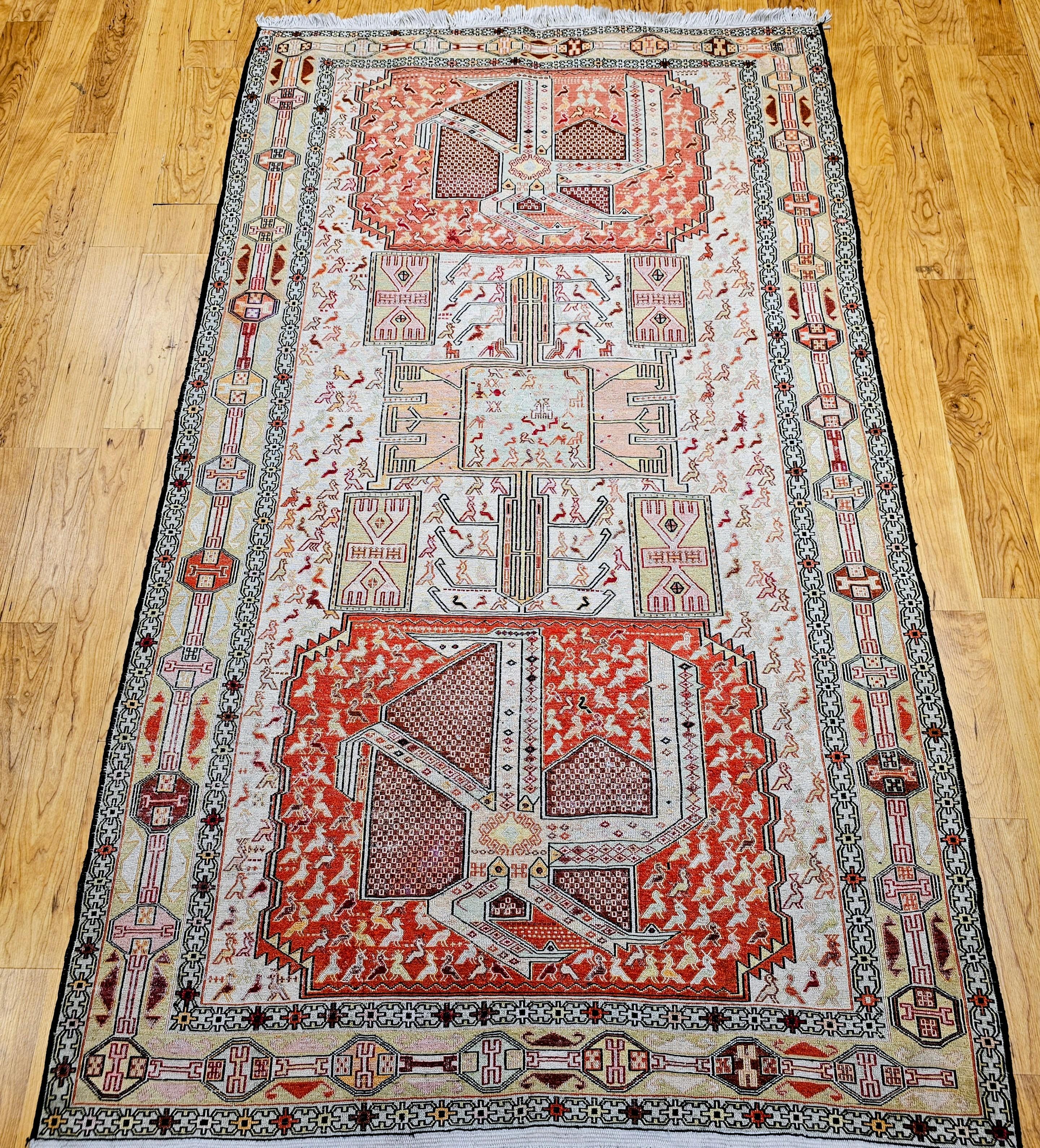 Dieser außergewöhnliche flachgewebte Soumak-Teppich aus Seide stammt von den Schahsavan-Stämmen in Nordwestpersien und spiegelt die raffinierte Kunstfertigkeit der Stammesweberei des späten 19. bis frühen 20. Jahrhunderts wider. Im Mittelpunkt des