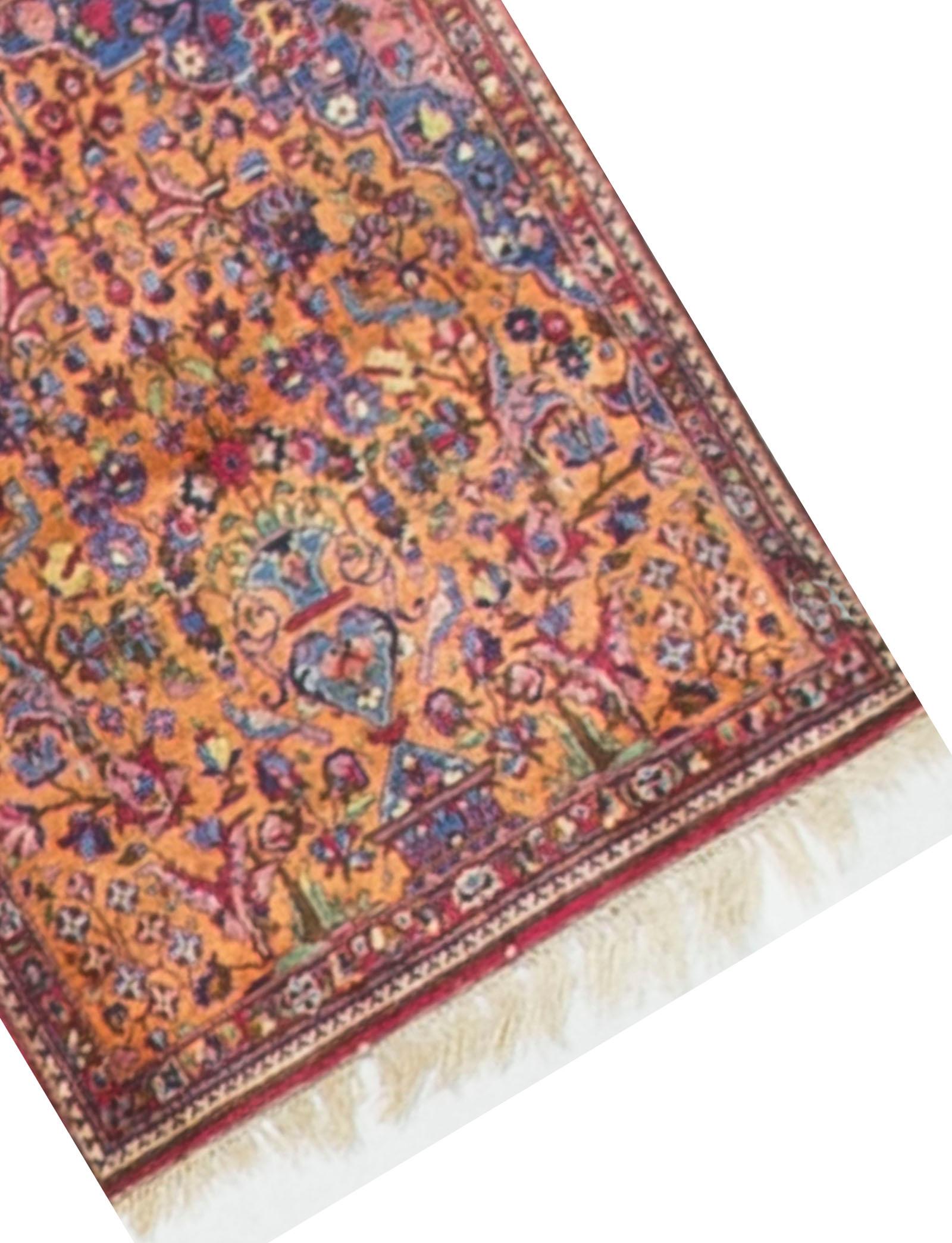 Vintage Persische Seide Tabriz, um 1940. Fein gewebt aus Seide passt dieser entzückende kleine Teppich in viele verschiedene Bereiche eines Hauses. Größe: 2' x 3'.
 