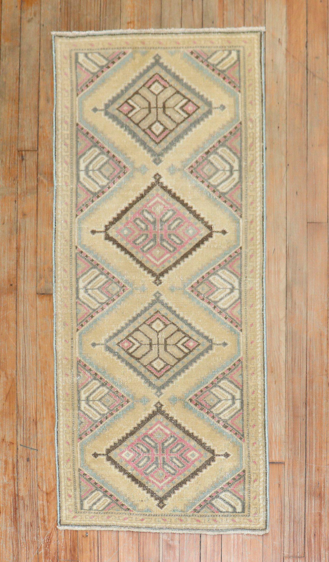 Perserteppich aus der Mitte des 20. Jahrhunderts mit einem hübschen geometrischen Muster.

Maße: 2' x 4'2''.