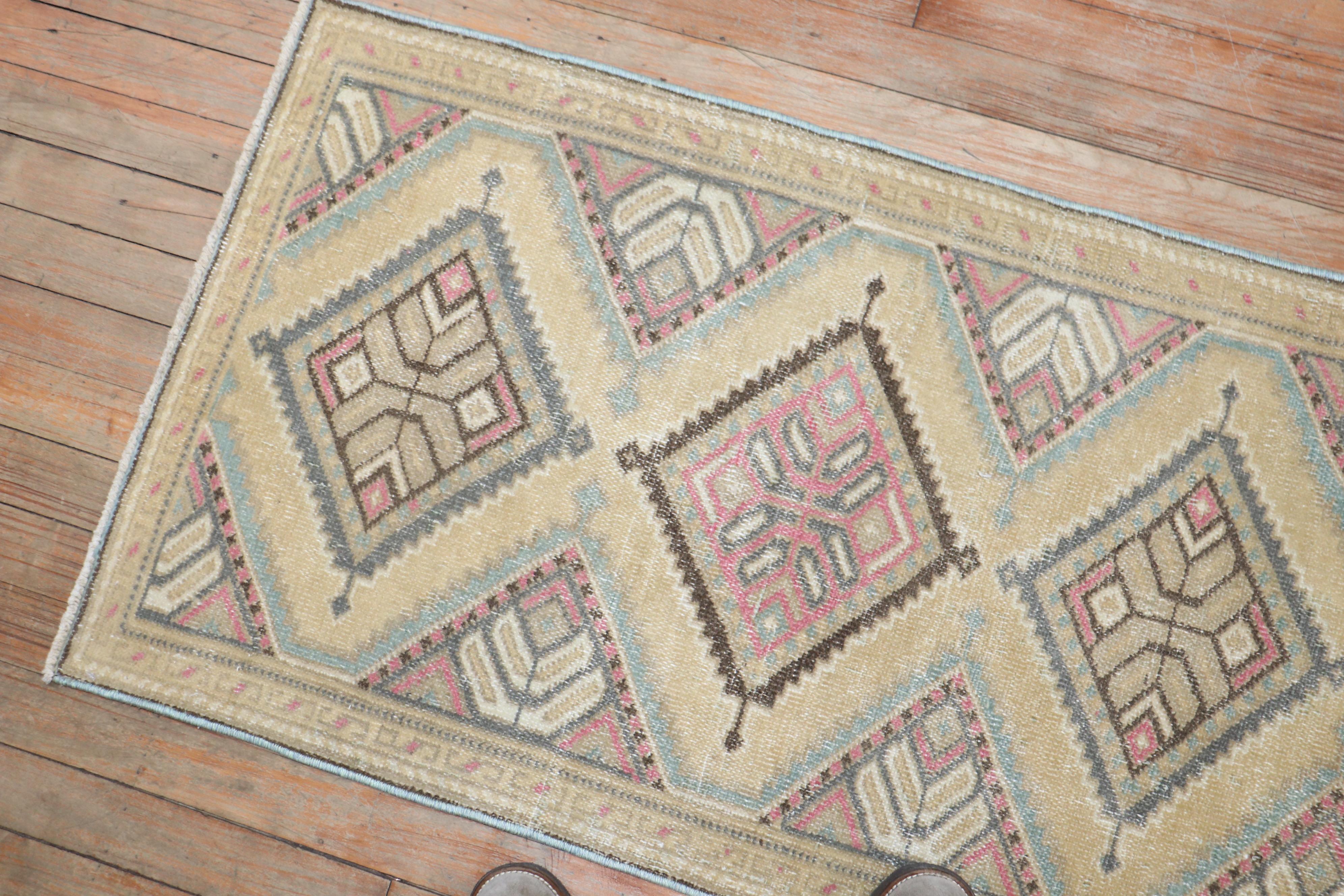 Kleiner persischer Vintage-Teppich im Zustand „Gut“ im Angebot in New York, NY