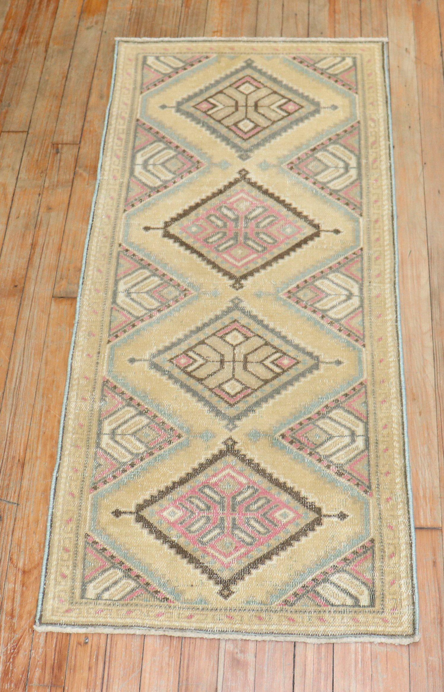 Kleiner persischer Vintage-Teppich im Angebot 1