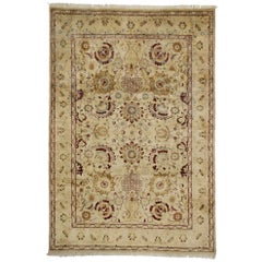 Alfombra vintage de estilo persa con diseño tradicional de jarrón