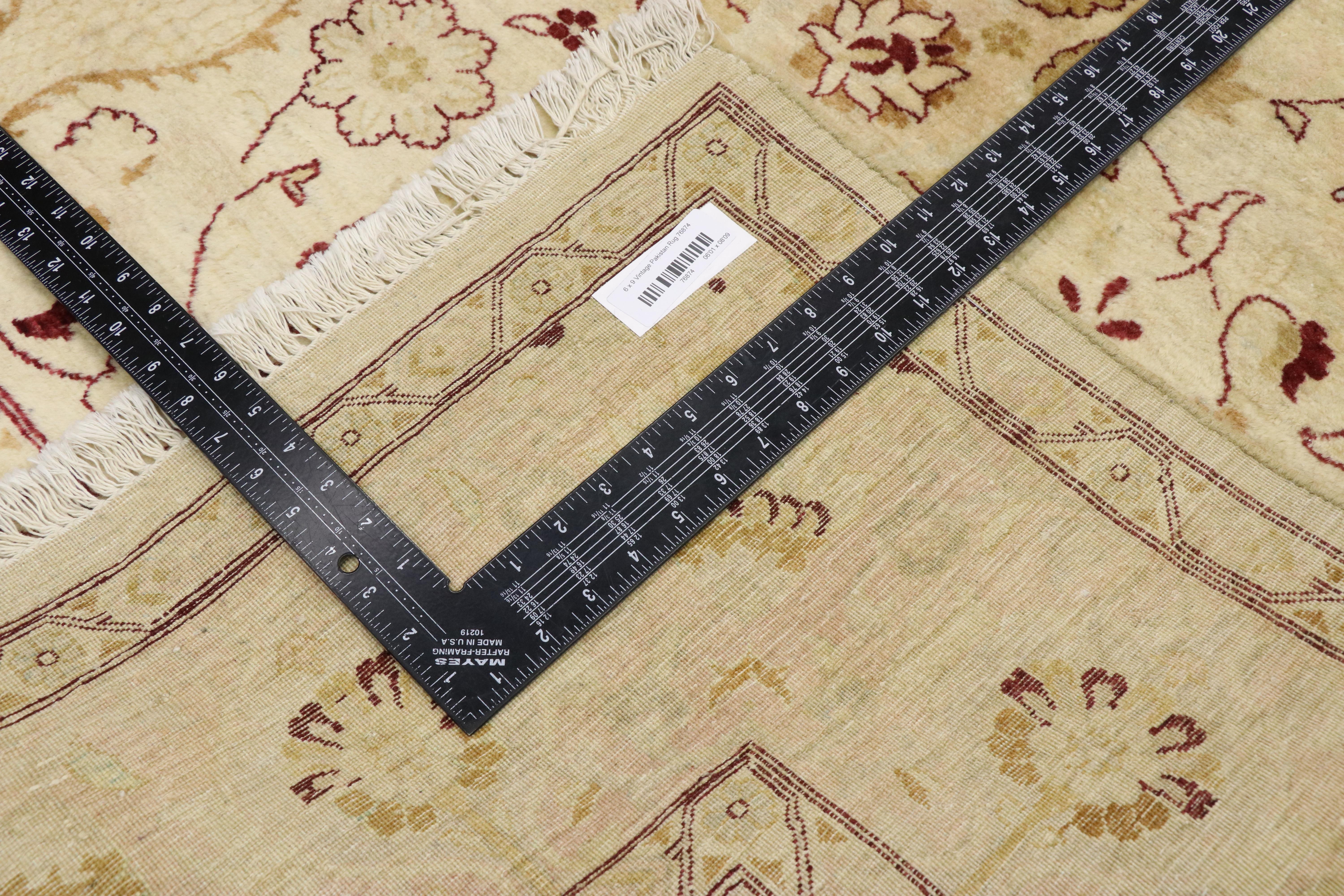 Pakistano Tappeto vintage in stile persiano con design tradizionale a vaso in vendita