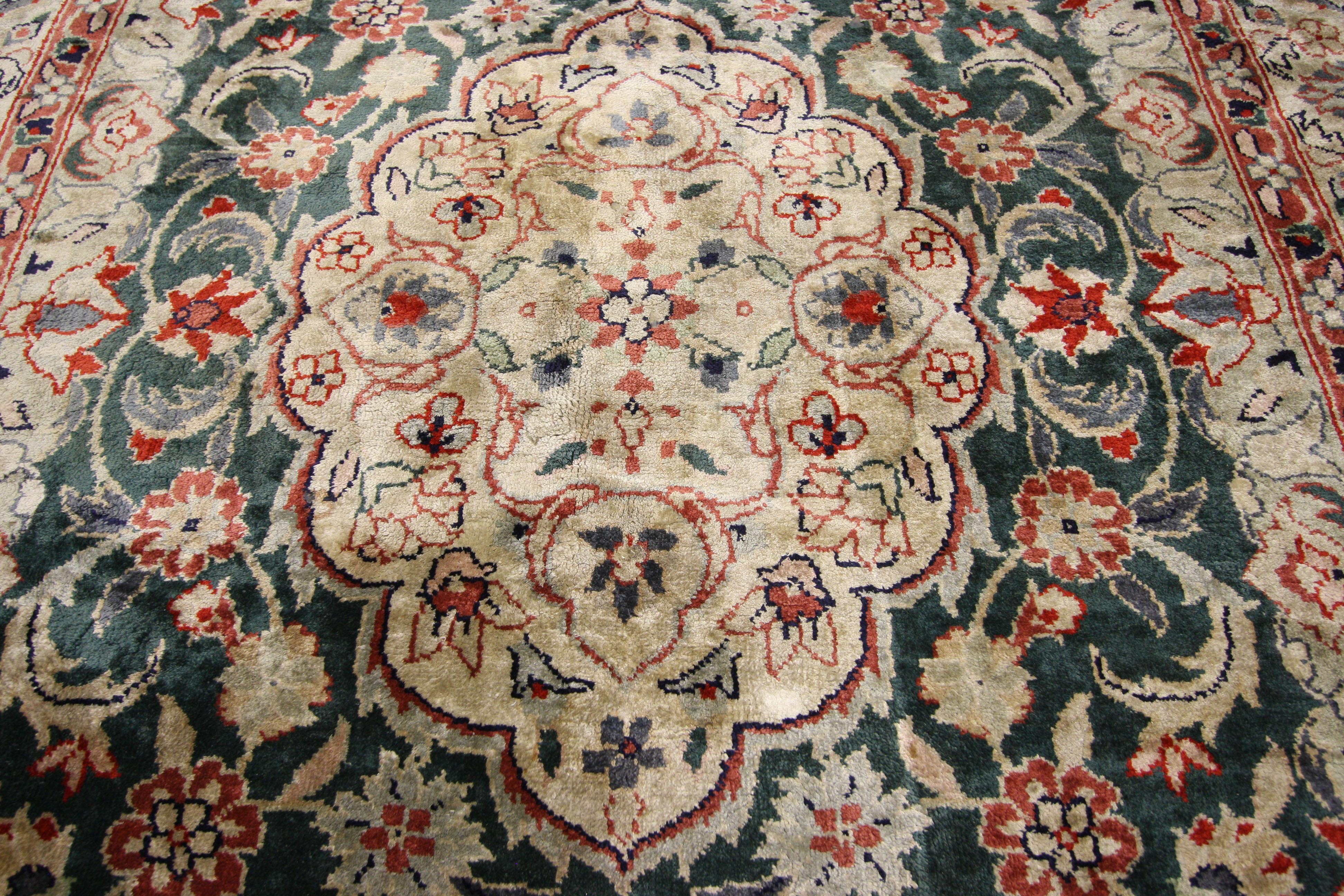 Vintage Persian Style Chinese Accent Rug with Traditional Design For Sale 1