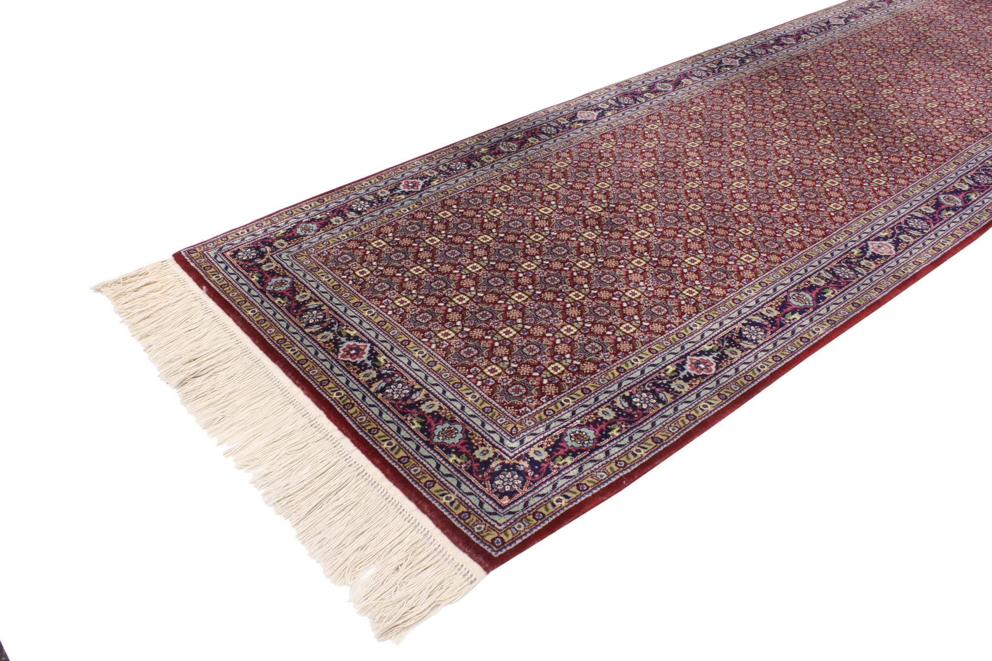 76868 Vintage-Läufer im persischen Stil mit Tabriz-Muster. Dieser handgeknüpfte Teppichläufer aus Wolle im alten persischen Stil zeigt ein traditionelles Täbris-Muster. Das gesamte Feld ist mit einem Allover-Muster mit Mina-Khani-Motiven bedeckt,