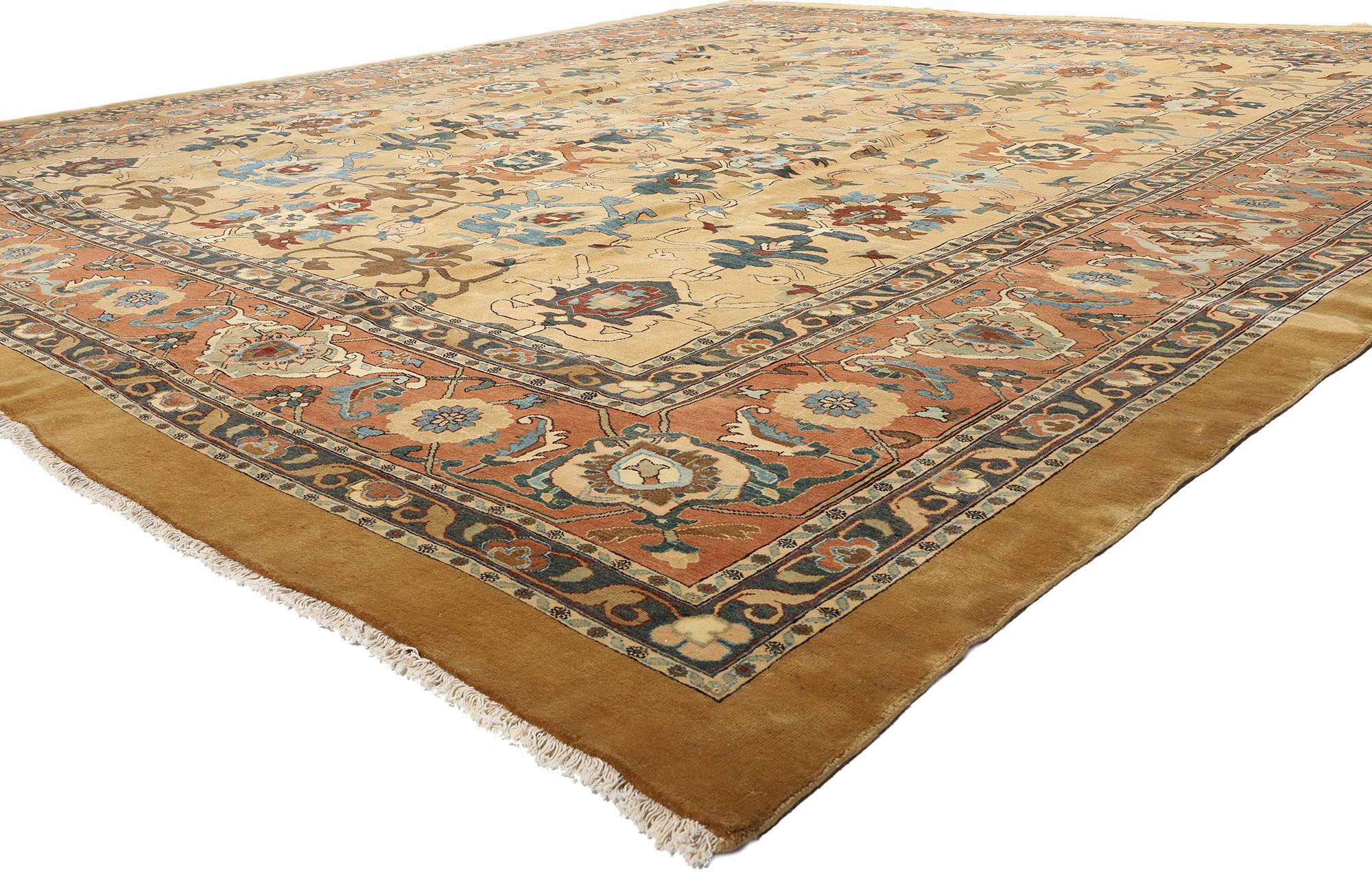 73419 Vintage Persian Sultanabad Rug, 16'04 x 17'08. Dieser handgeknüpfte persische Sultanabad-Teppich aus Wolle, der eine bezaubernde Mischung aus biophilem Design und zeitloser Eleganz ausstrahlt, besticht durch seine kunstvolle Verarbeitung und