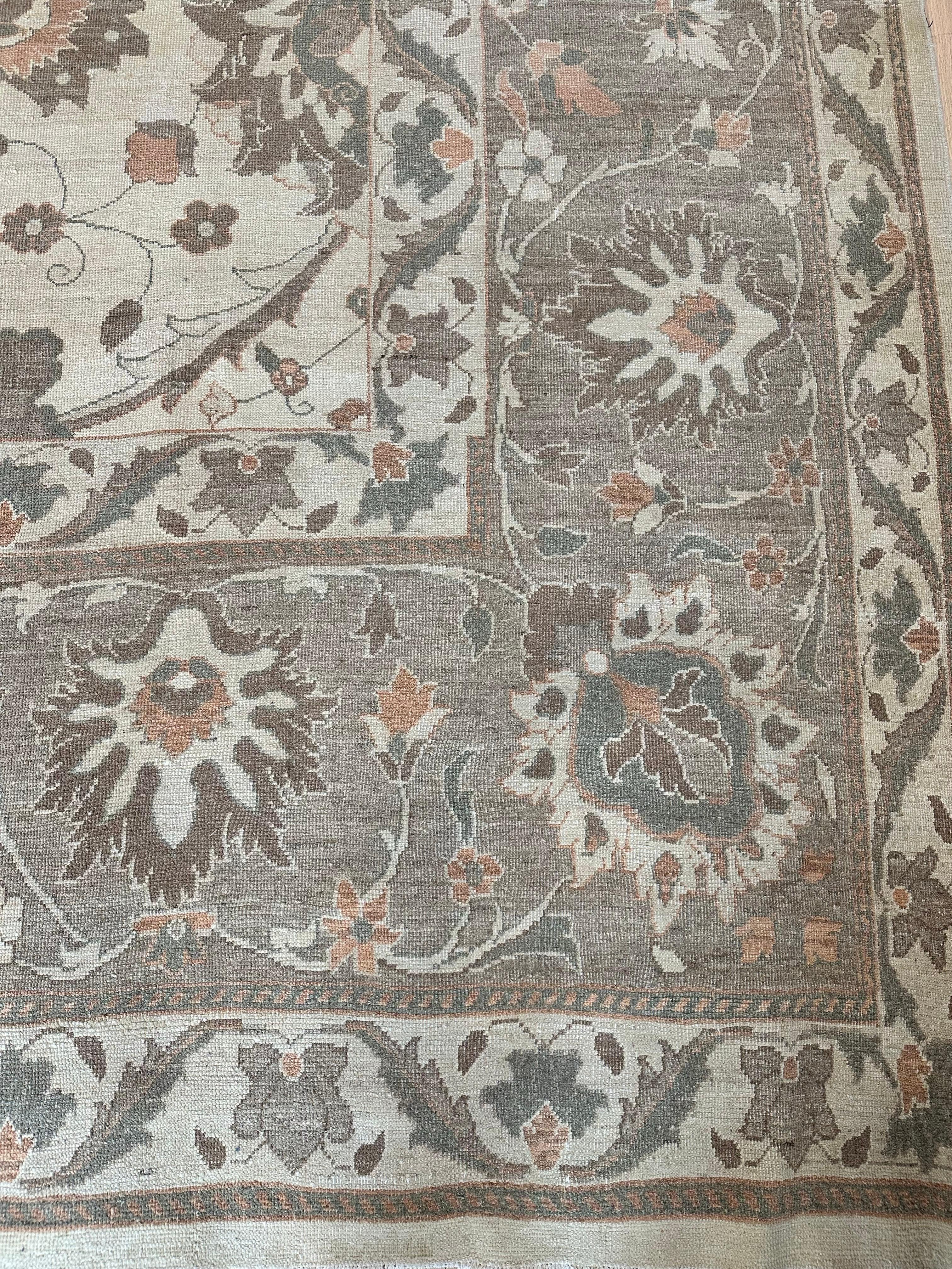 Tapis persan Sultanabad fait à la main, fond ivoire, bordure grise douce en vente 2