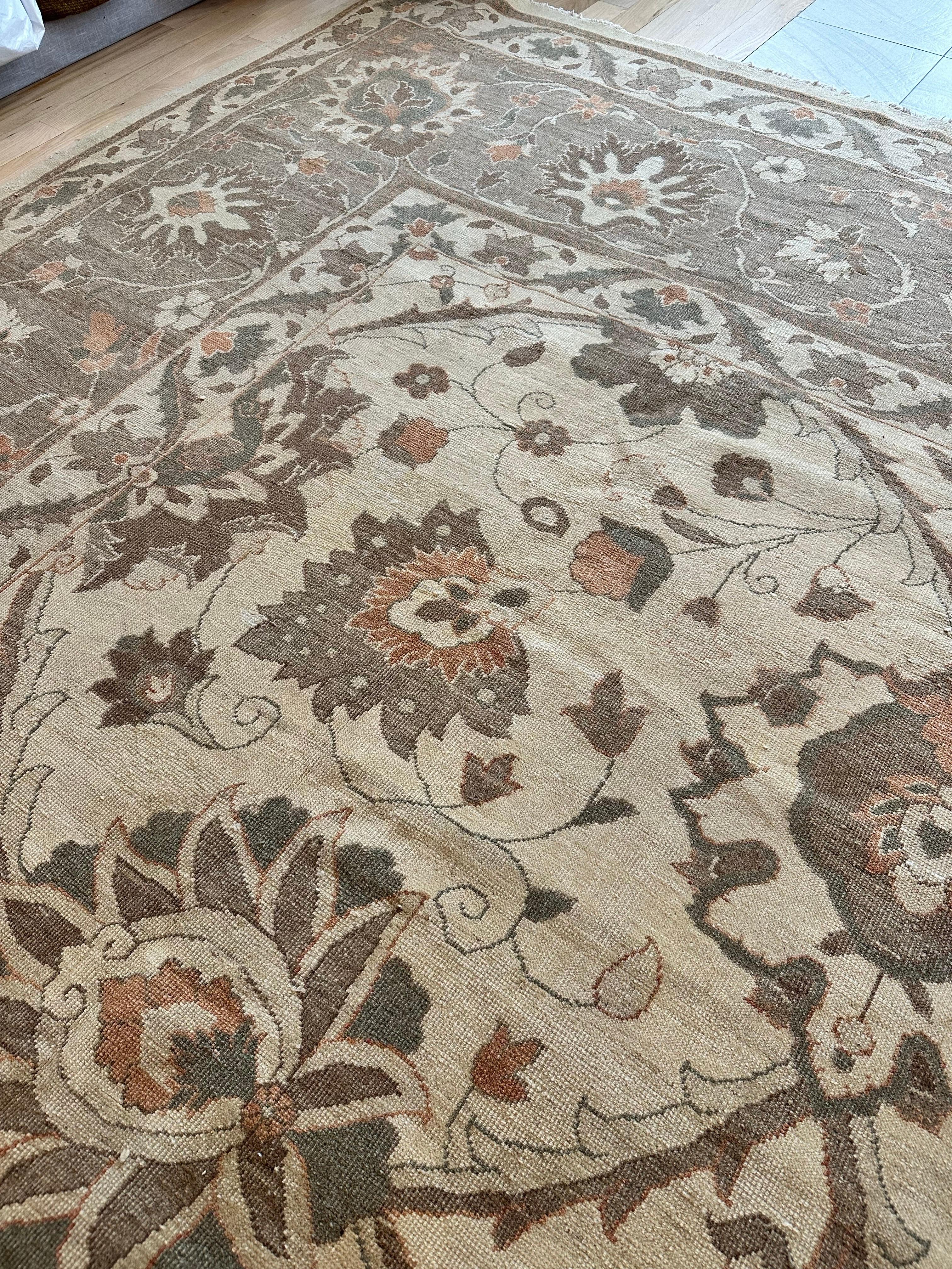 Tapis persan Sultanabad fait à la main, fond ivoire, bordure grise douce en vente 3