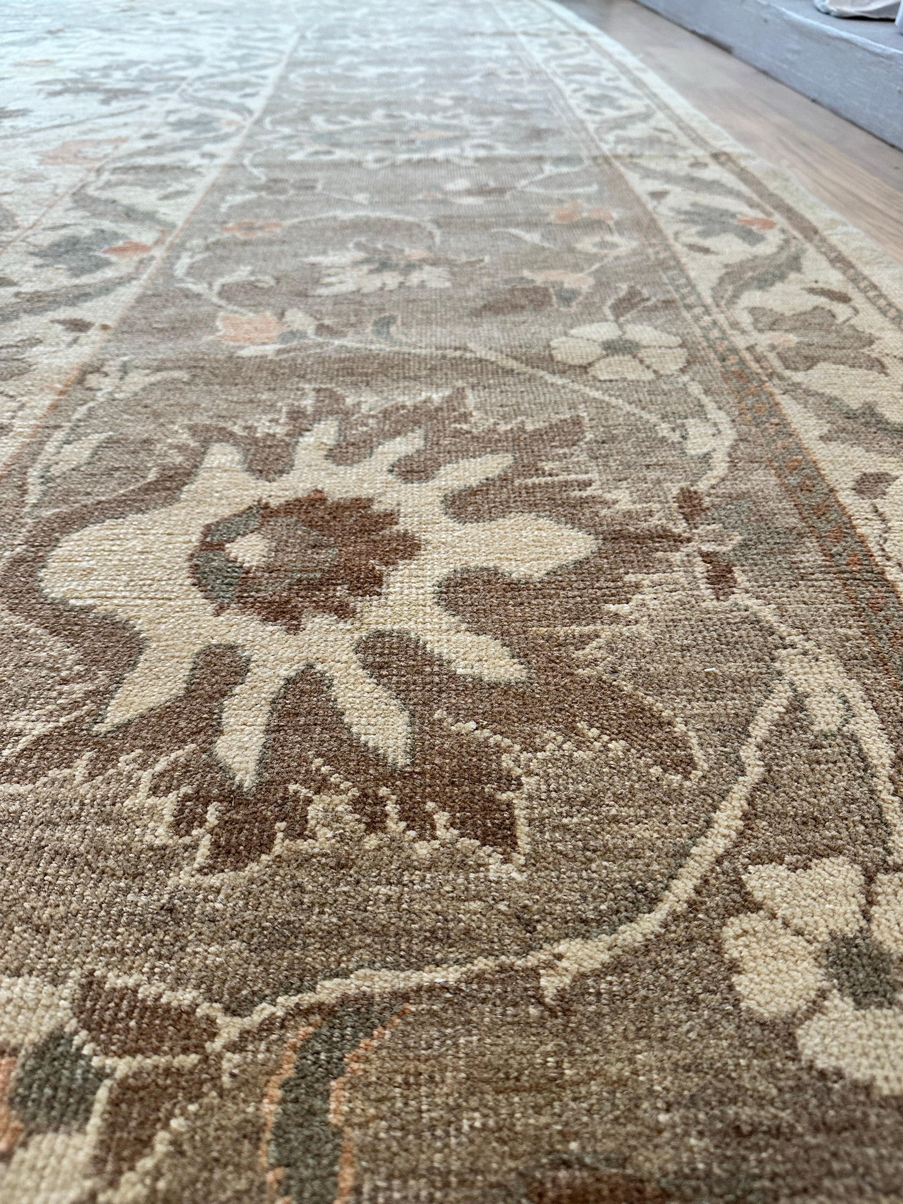 Tapis persan Sultanabad fait à la main, fond ivoire, bordure grise douce en vente 5