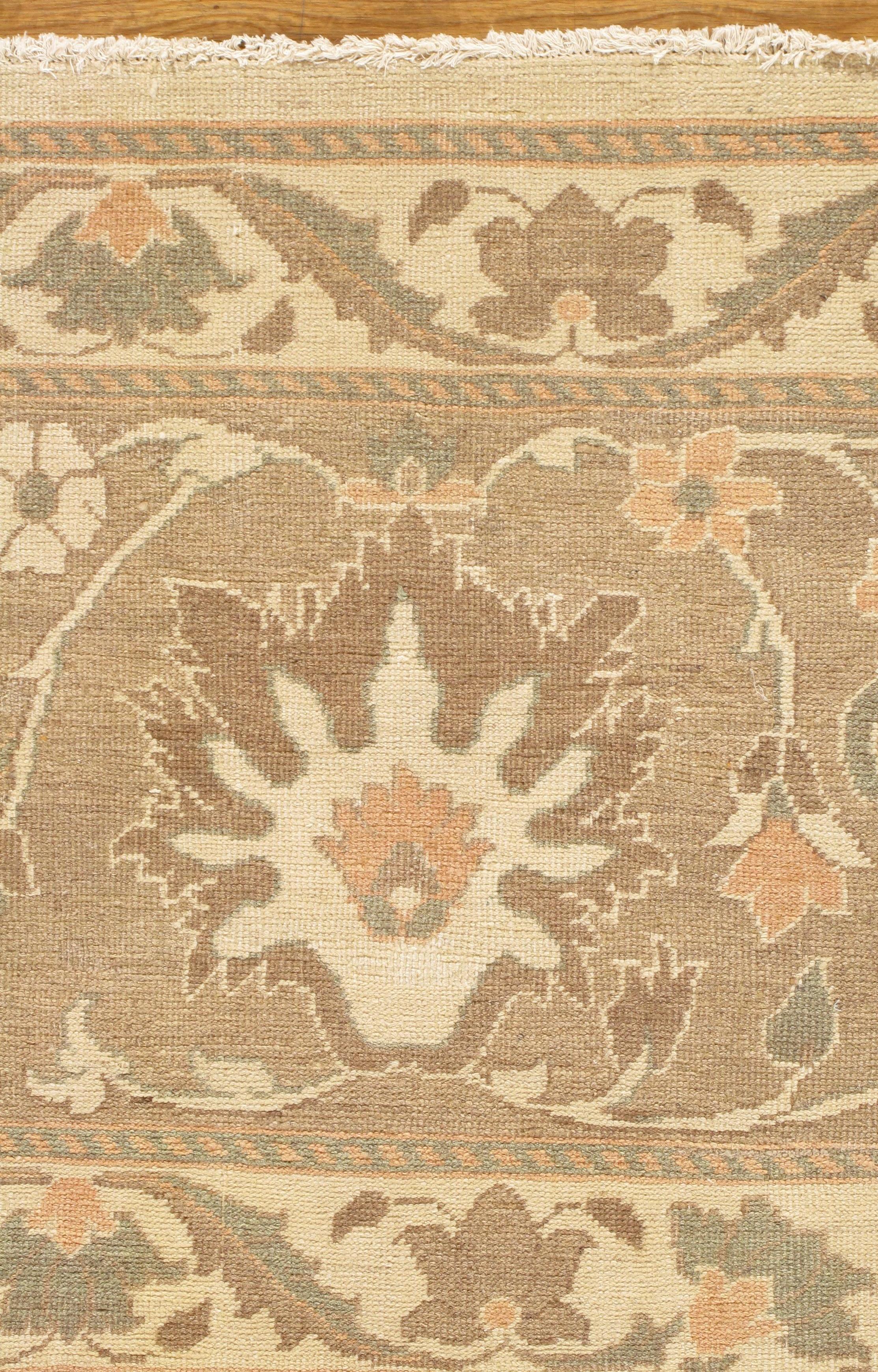 Mid-Century Modern Tapis persan Sultanabad fait à la main, fond ivoire, bordure grise douce en vente