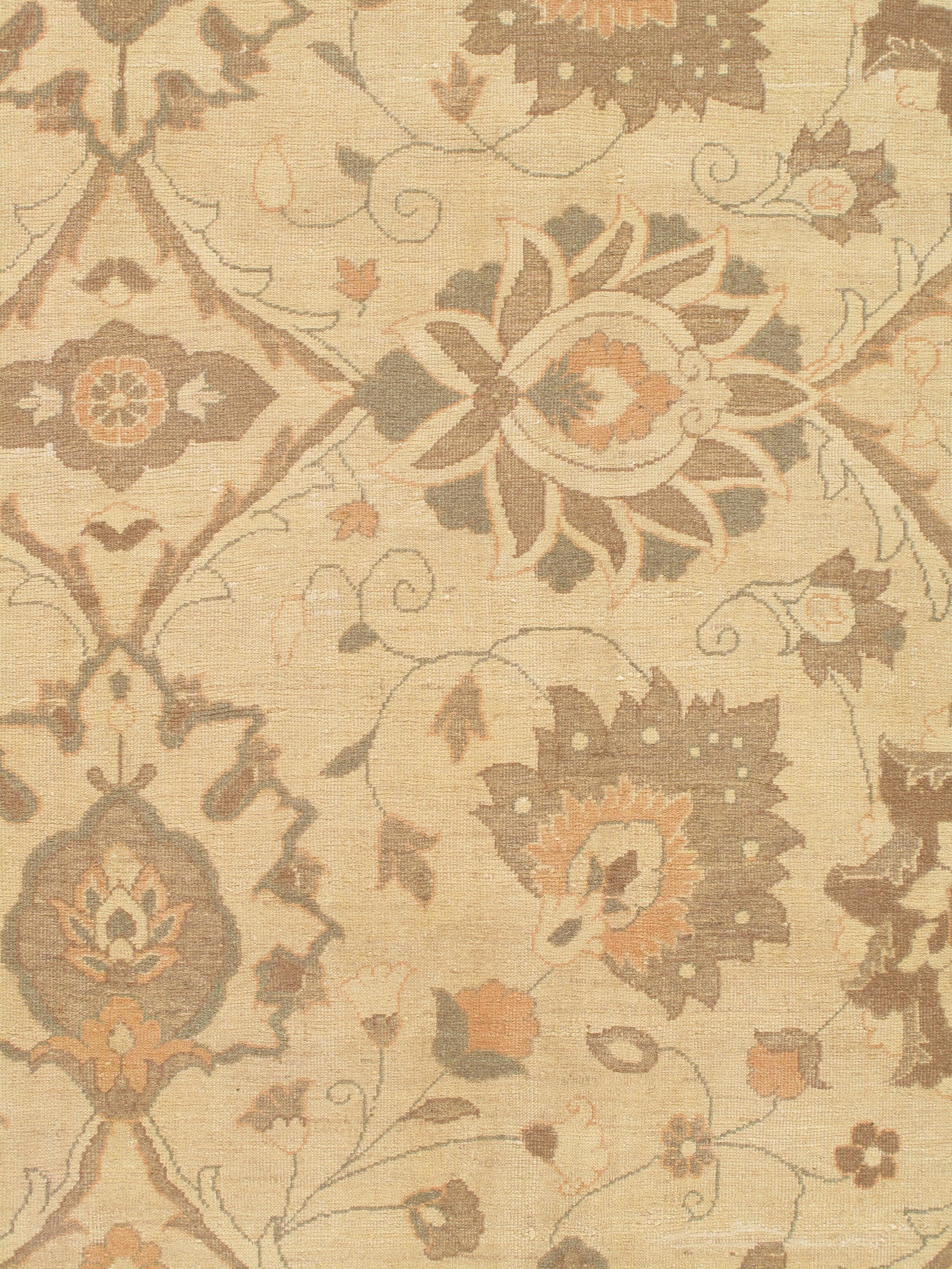 Perse Tapis persan Sultanabad fait à la main, fond ivoire, bordure grise douce en vente