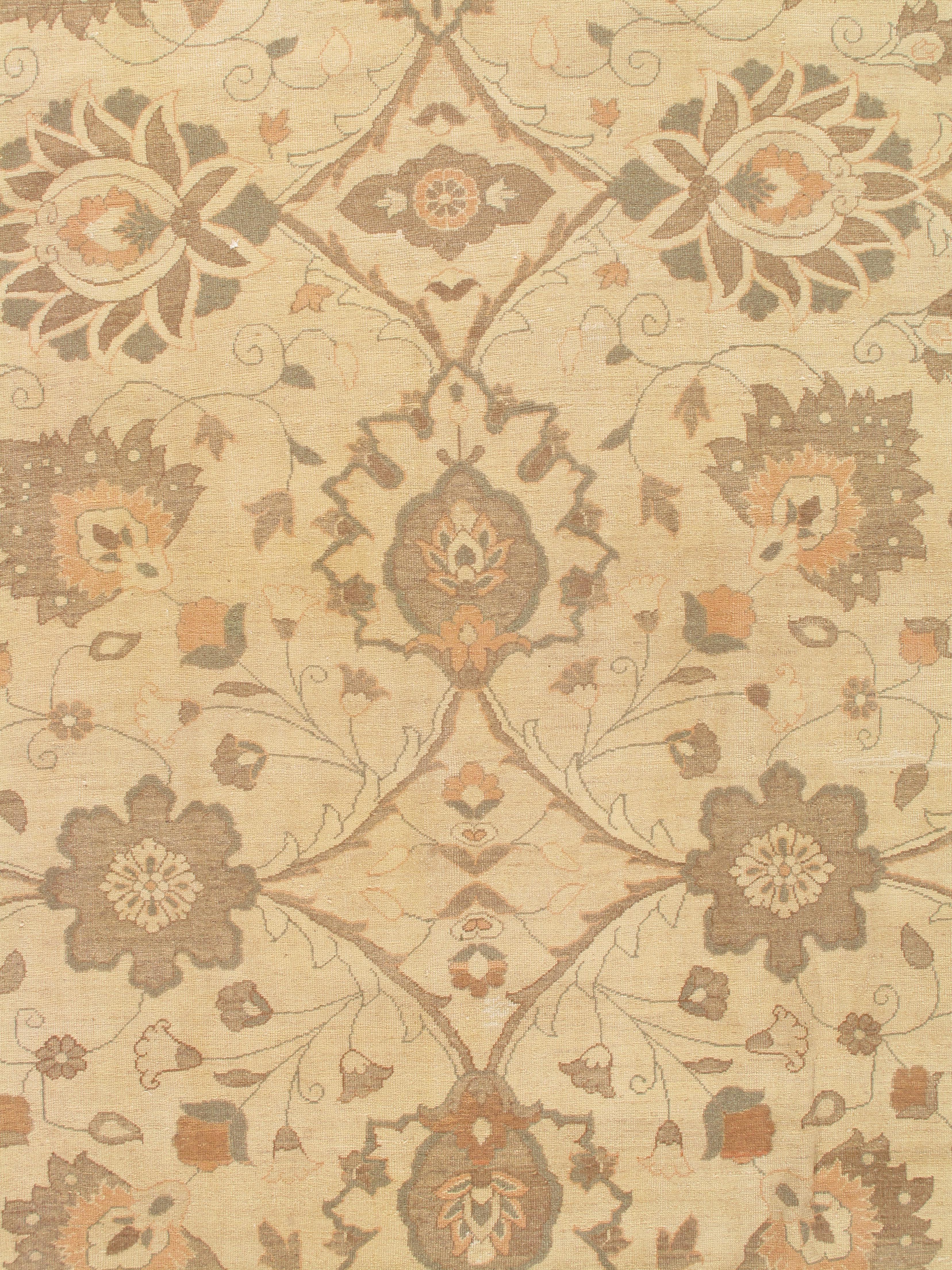 Noué à la main Tapis persan Sultanabad fait à la main, fond ivoire, bordure grise douce en vente