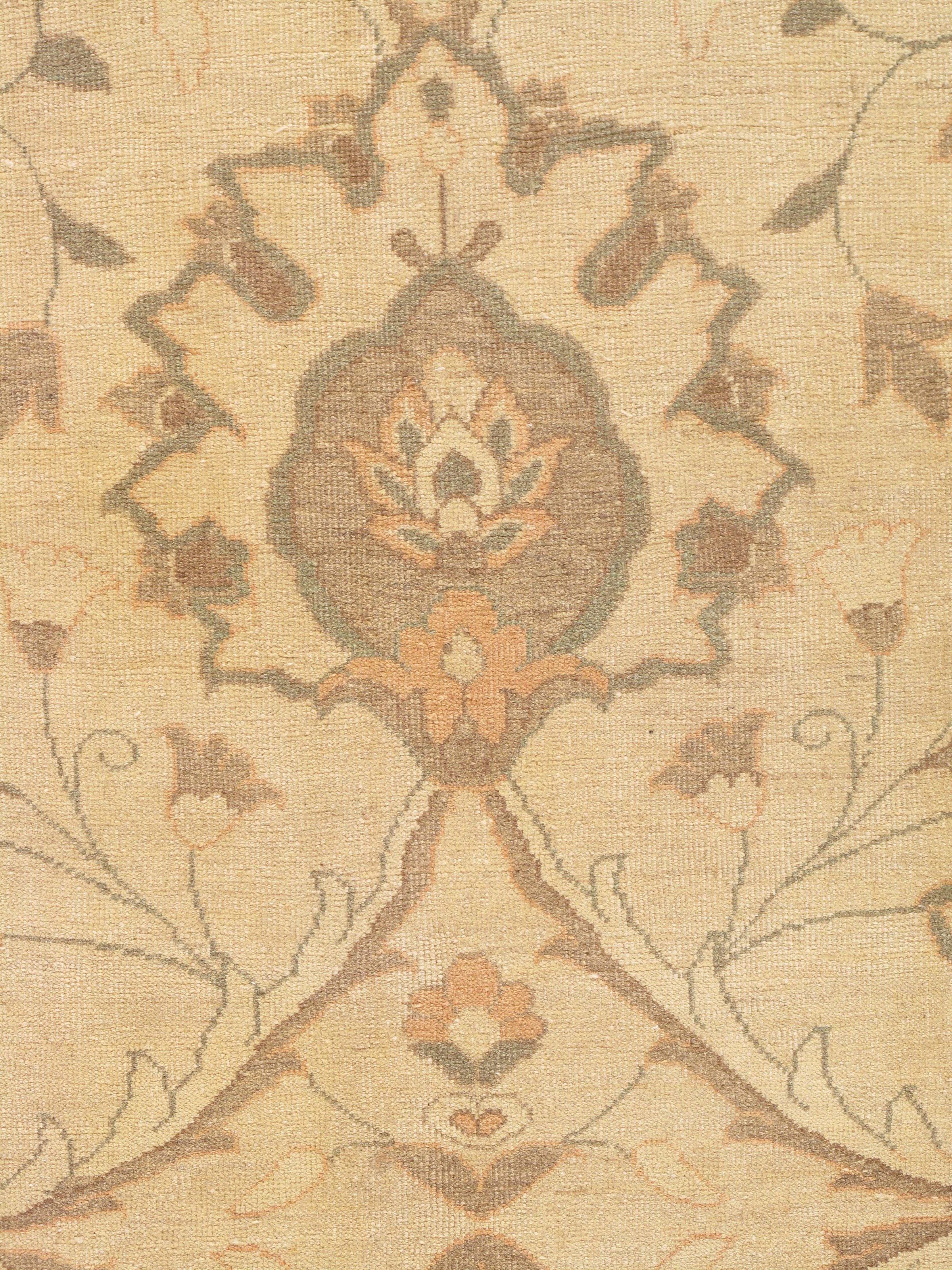 Tapis persan Sultanabad fait à la main, fond ivoire, bordure grise douce Excellent état - En vente à Port Washington, NY