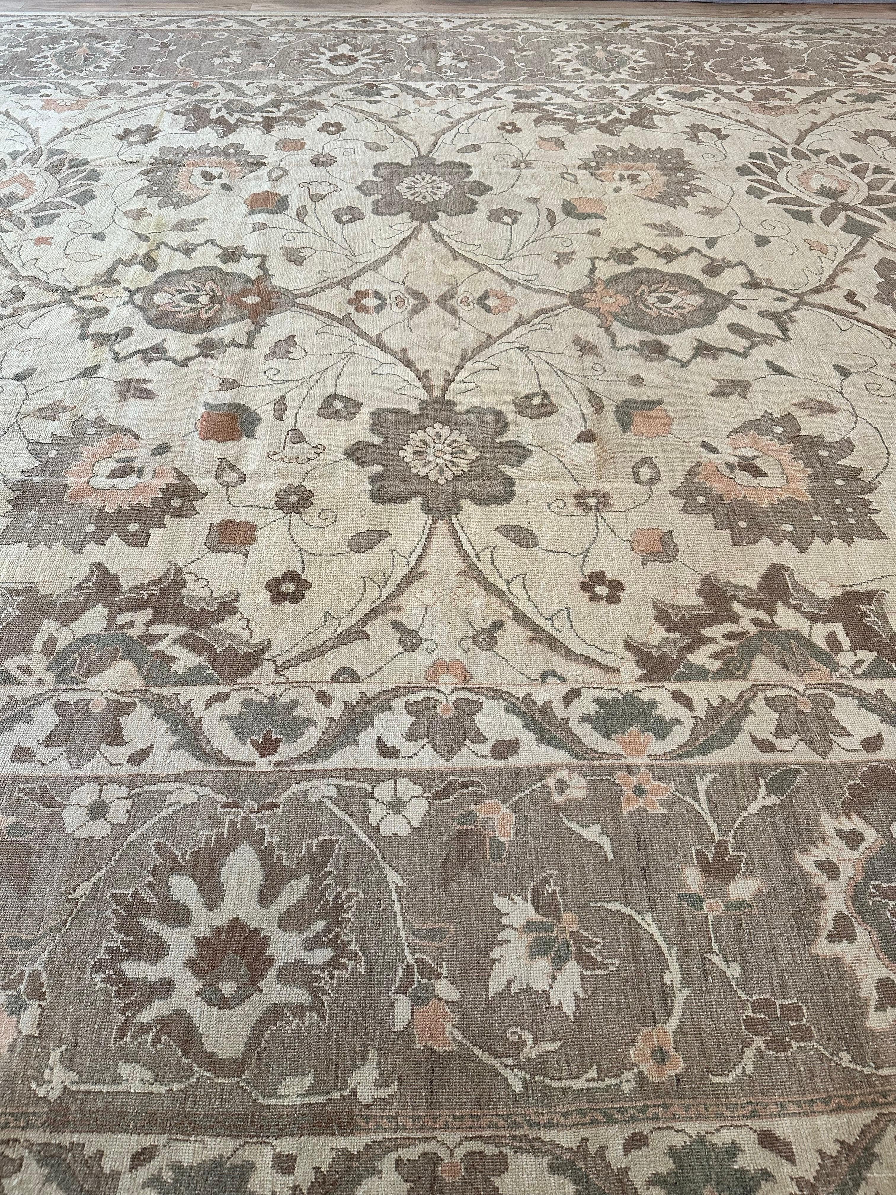 20ième siècle Tapis persan Sultanabad fait à la main, fond ivoire, bordure grise douce en vente