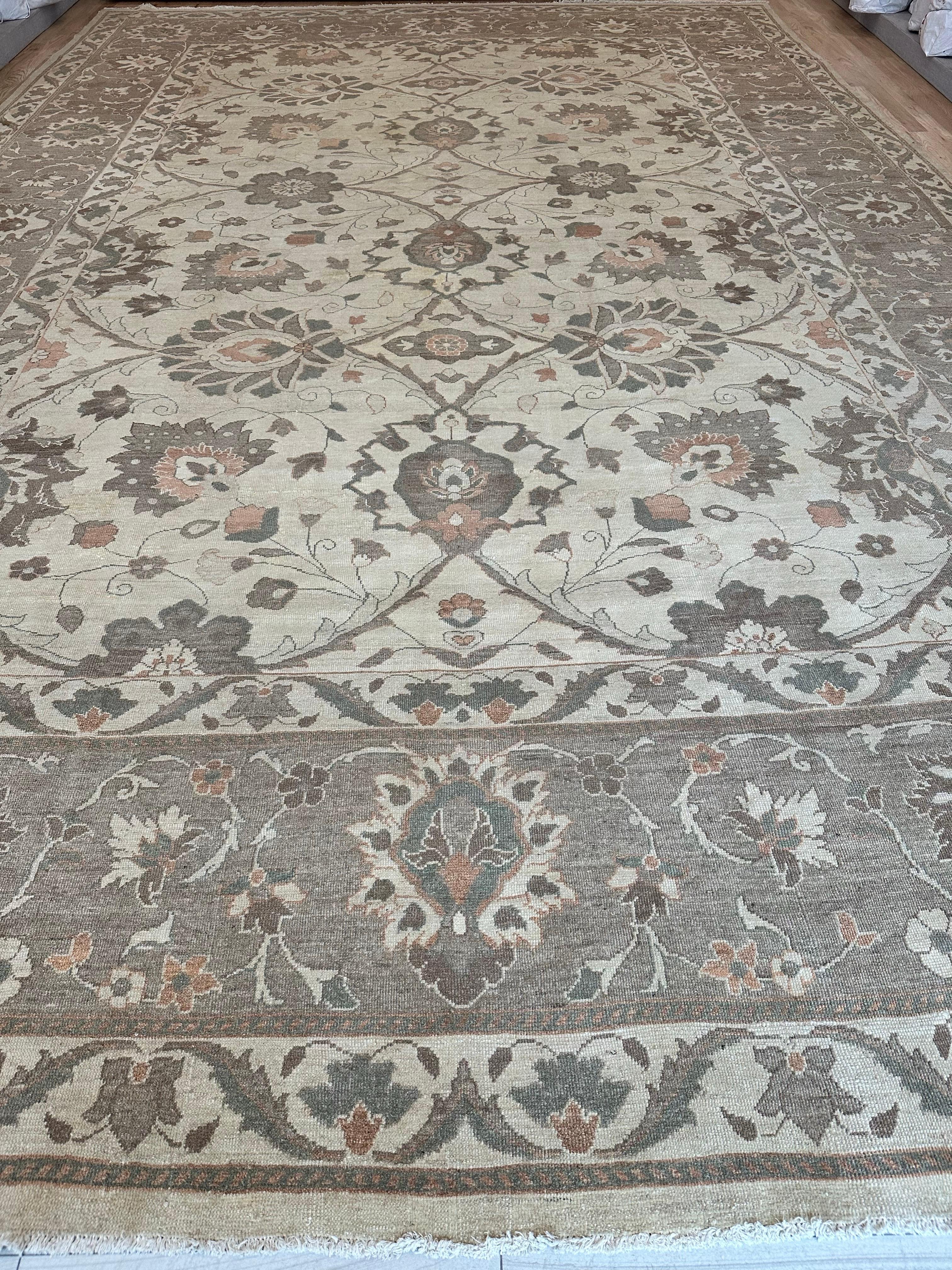 Laine Tapis persan Sultanabad fait à la main, fond ivoire, bordure grise douce en vente