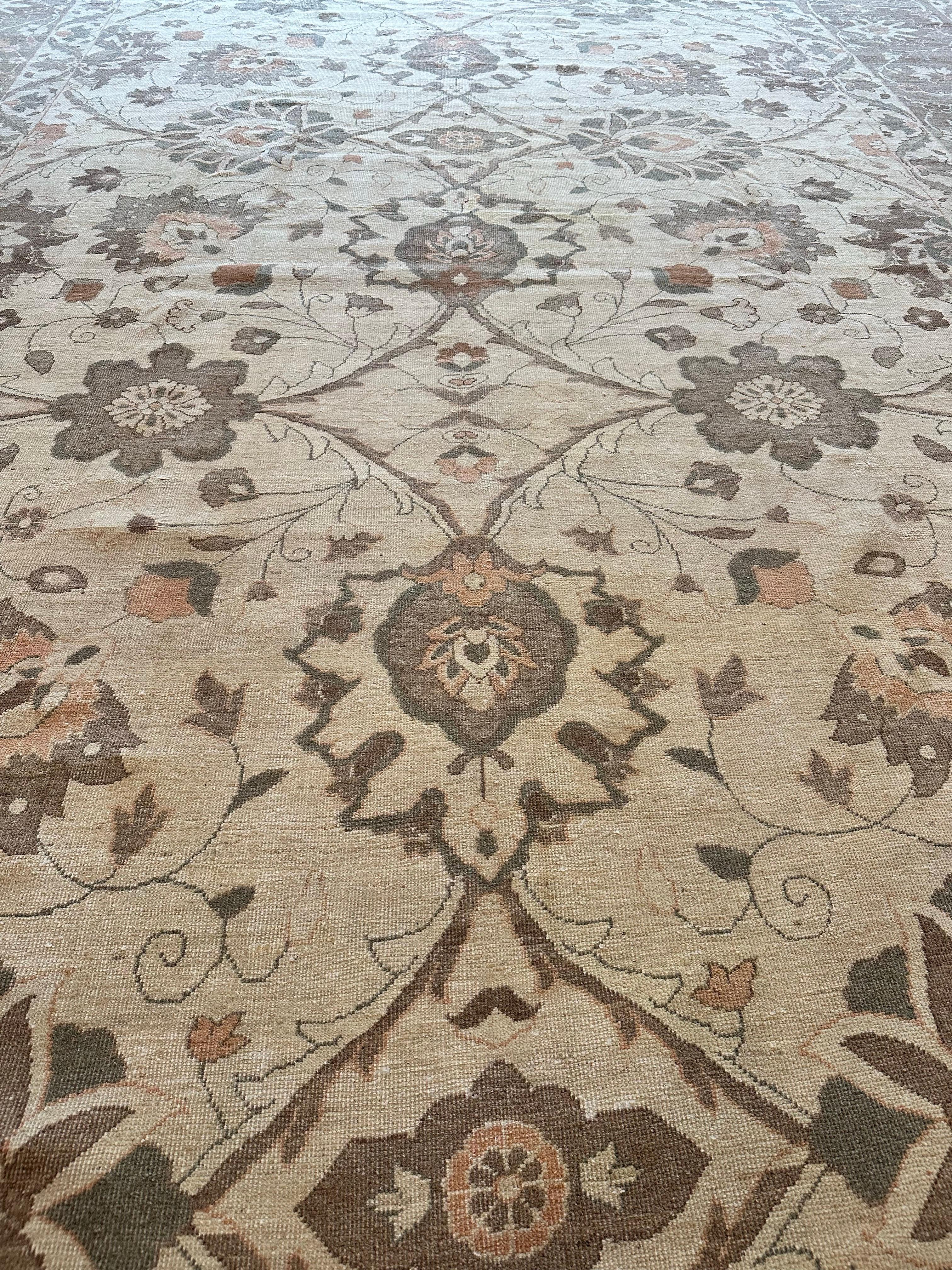 Tapis persan Sultanabad fait à la main, fond ivoire, bordure grise douce en vente 1