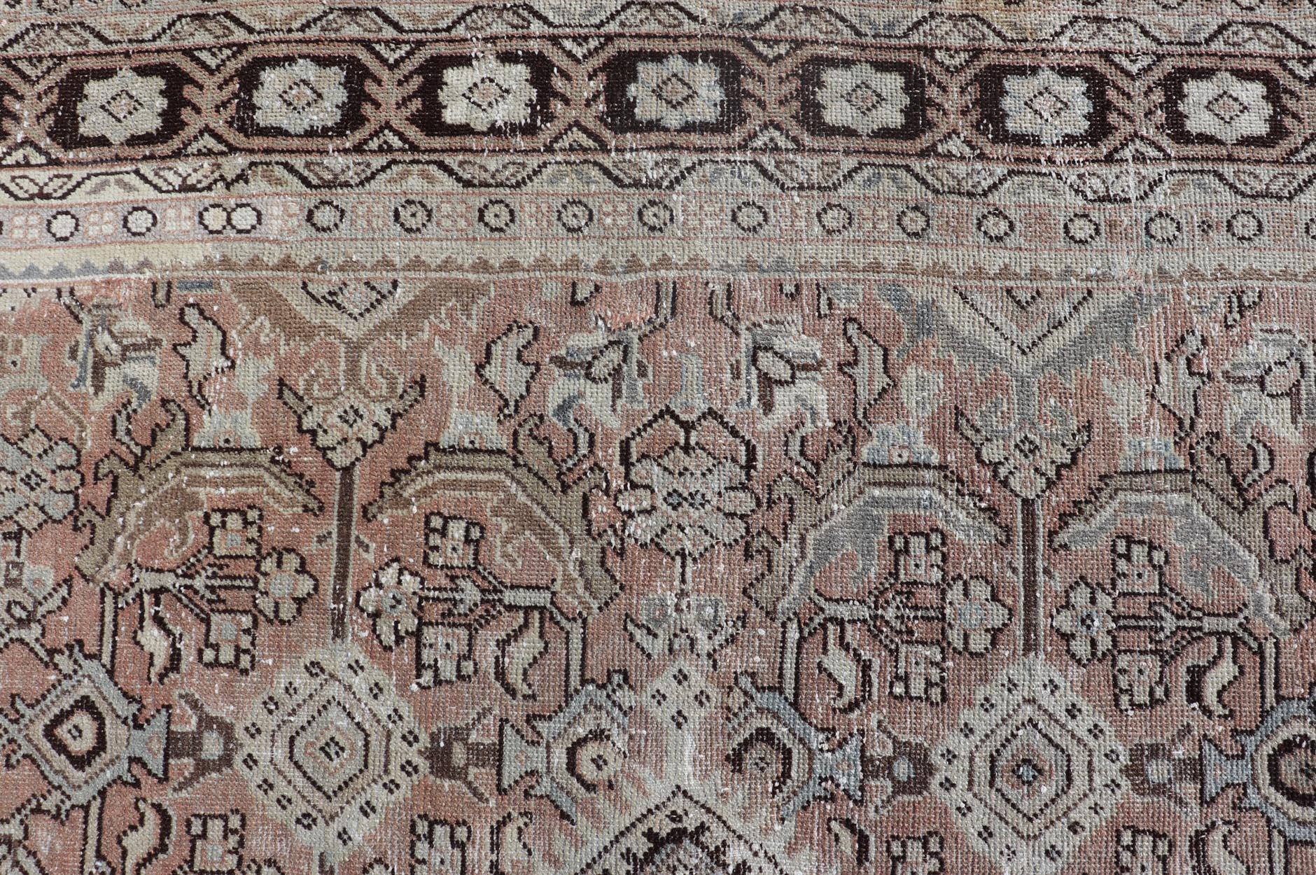 Sultanabad-Mahal-Teppich in erdigen Tönen mit Brauntönen. 
Keivan Woven Arts / Teppich PTA-200739, Herkunftsland / Art: Persisch / Sultanabad-Mahal, ca. Anfang des 20. Jahrhunderts.

Maße: 9'0 x 11'10 Zoll.