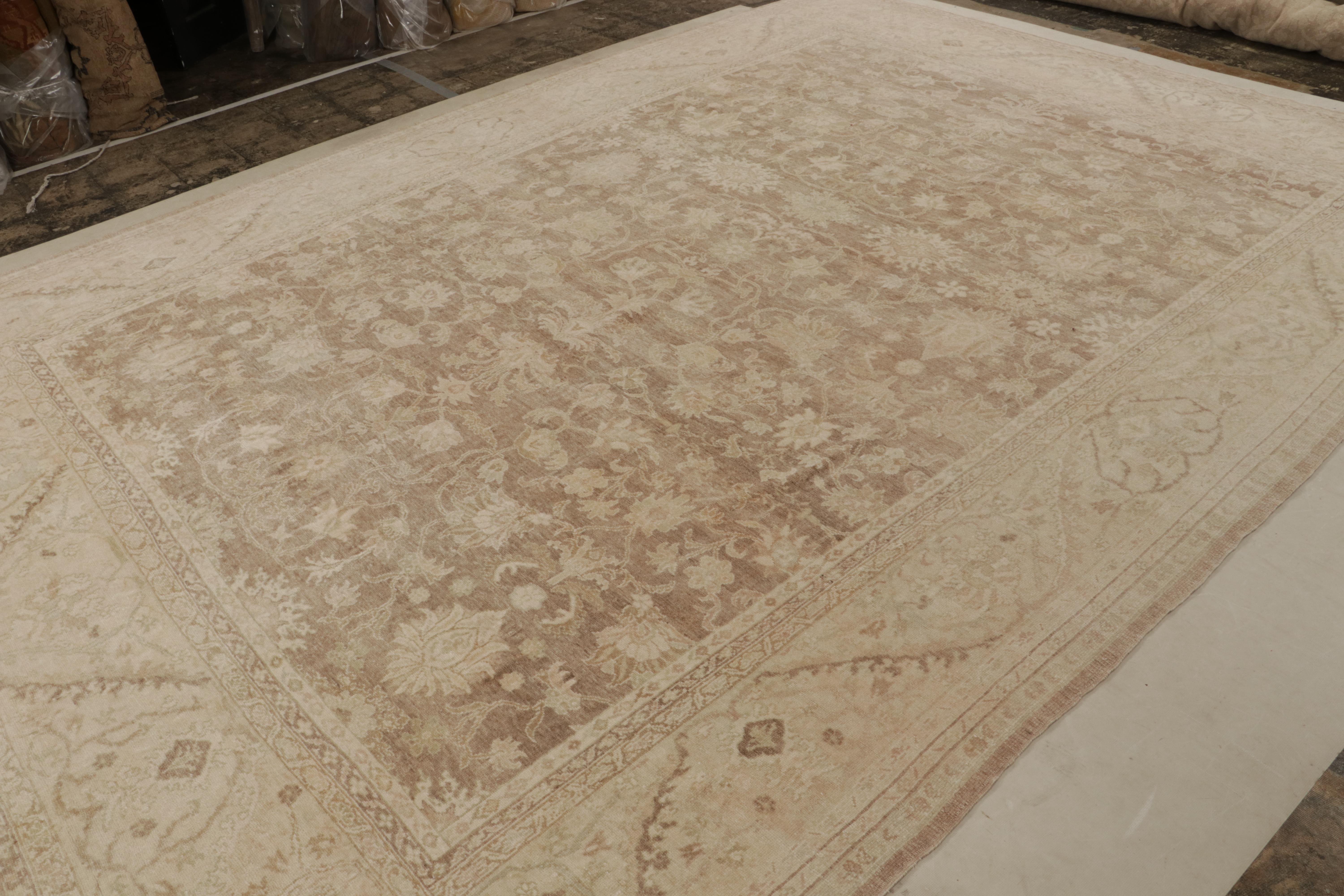 Dieser aus Wolle handgeknüpfte persische Sultanabad-Teppich im Format 10x14 in Beige-Braun mit Taupe-Tönen zeichnet sich durch komplizierte florale Muster aus, die eine leichte europäische Note haben.  

Über das Design: 

Inspiriert von der feinen