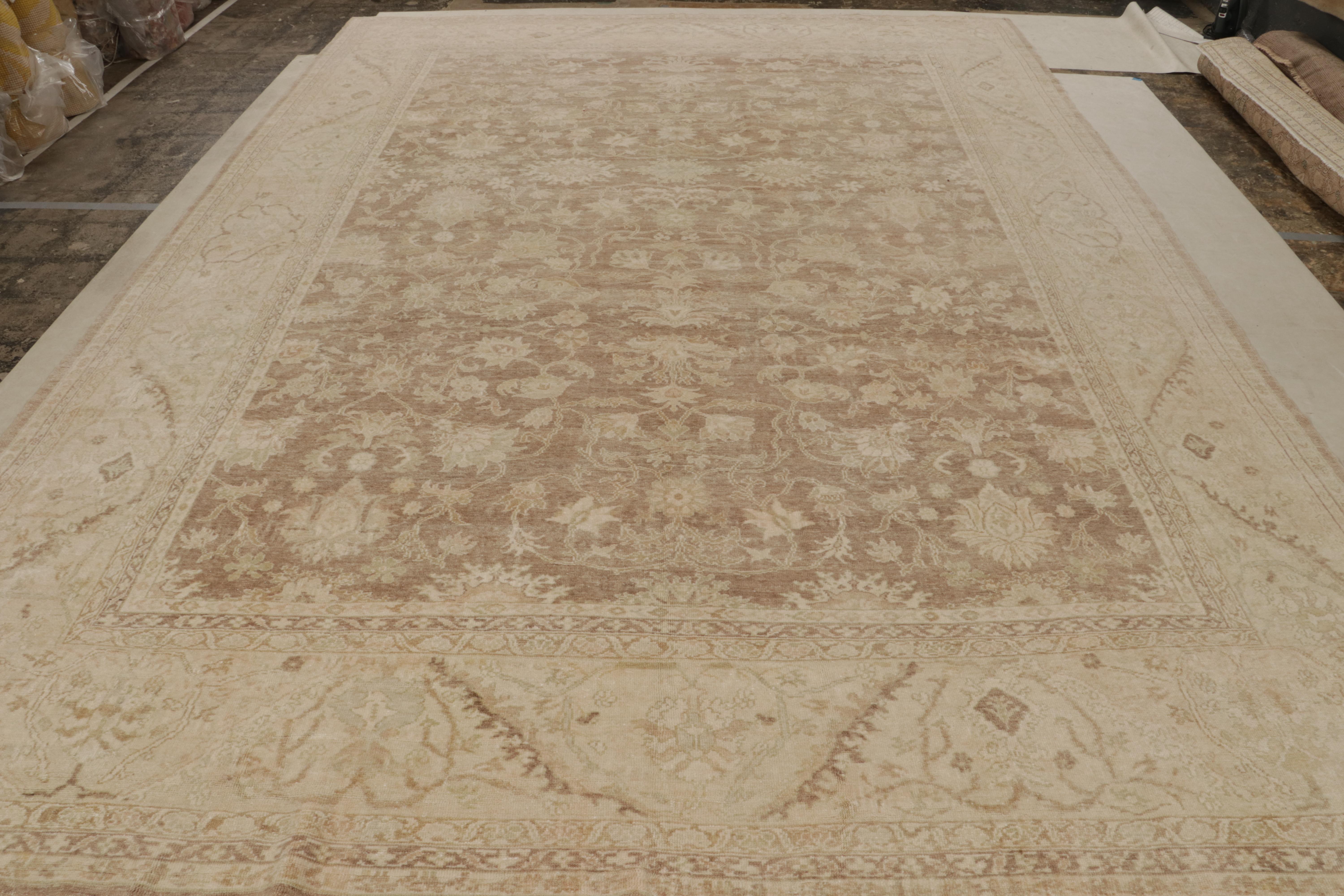 Persischer Sultanabad-Teppich in Beige mit Blumenmustern, von Rug & Kilim im Zustand „Gut“ im Angebot in Long Island City, NY