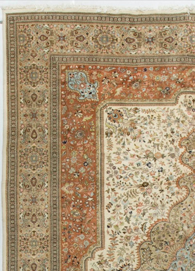 Vintage Persisch Tabriz, Ein Vintage Persisch Hand gewebt Tabriz Teppich mit einem detaillierten zentralen Medaillon von einem Elfenbein Boden mit wunderbar detaillierten floralen Mustern alle von zwei detaillierten Grenzen jeweils mit ihren eigenen
