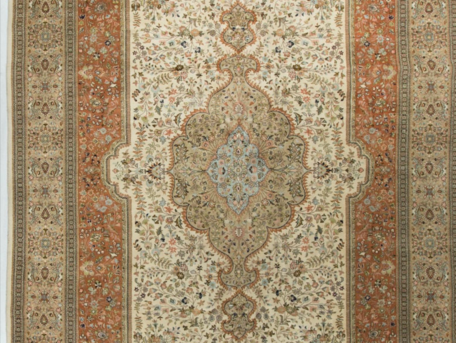 Persischer Täbris 1,82 m x 1,62 m (11'5 x 16'2 m) (Handgewebt) im Angebot