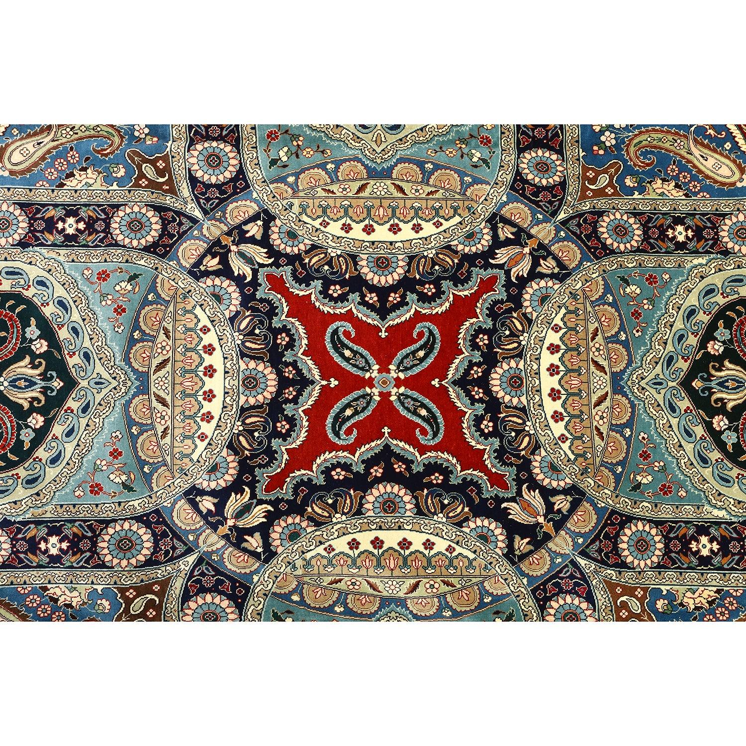 La storia dei tappeti di Tabriz risale al XVI secolo, durante la dinastia Safavide, quando Tabriz divenne un importante centro di tessitura di tappeti. La posizione strategica della città lungo la Via della Seta facilitava il commercio e lo scambio