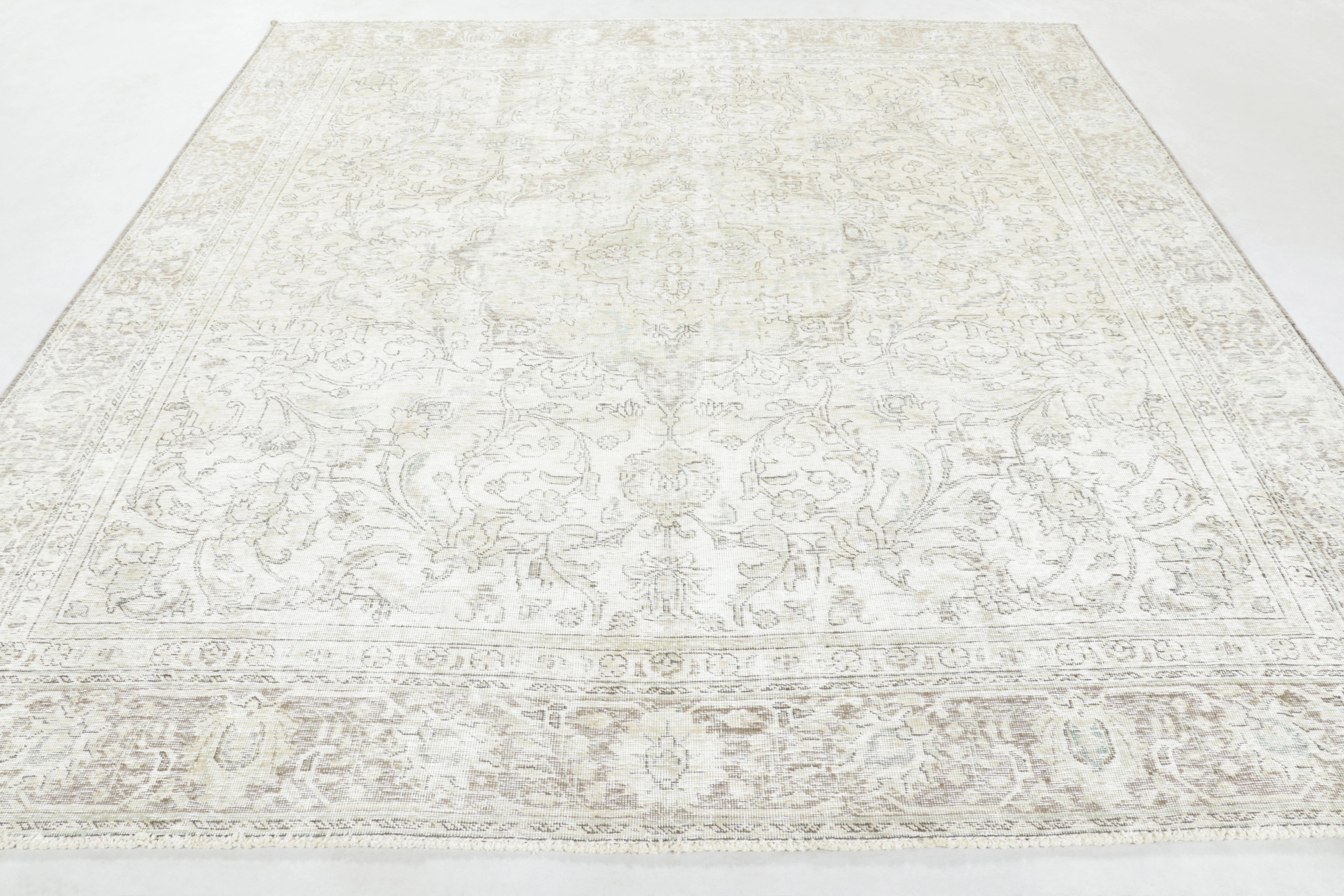 Fabriqué en laine nouée à la main et datant d'environ 1970-1980, ce tapis persan Tabriz 9x10 vintage représente un ajout vraiment distingué à la collection vintage de Rug & Kilim - un exemple de la légendaire tradition de tissage de Tabriz. Le