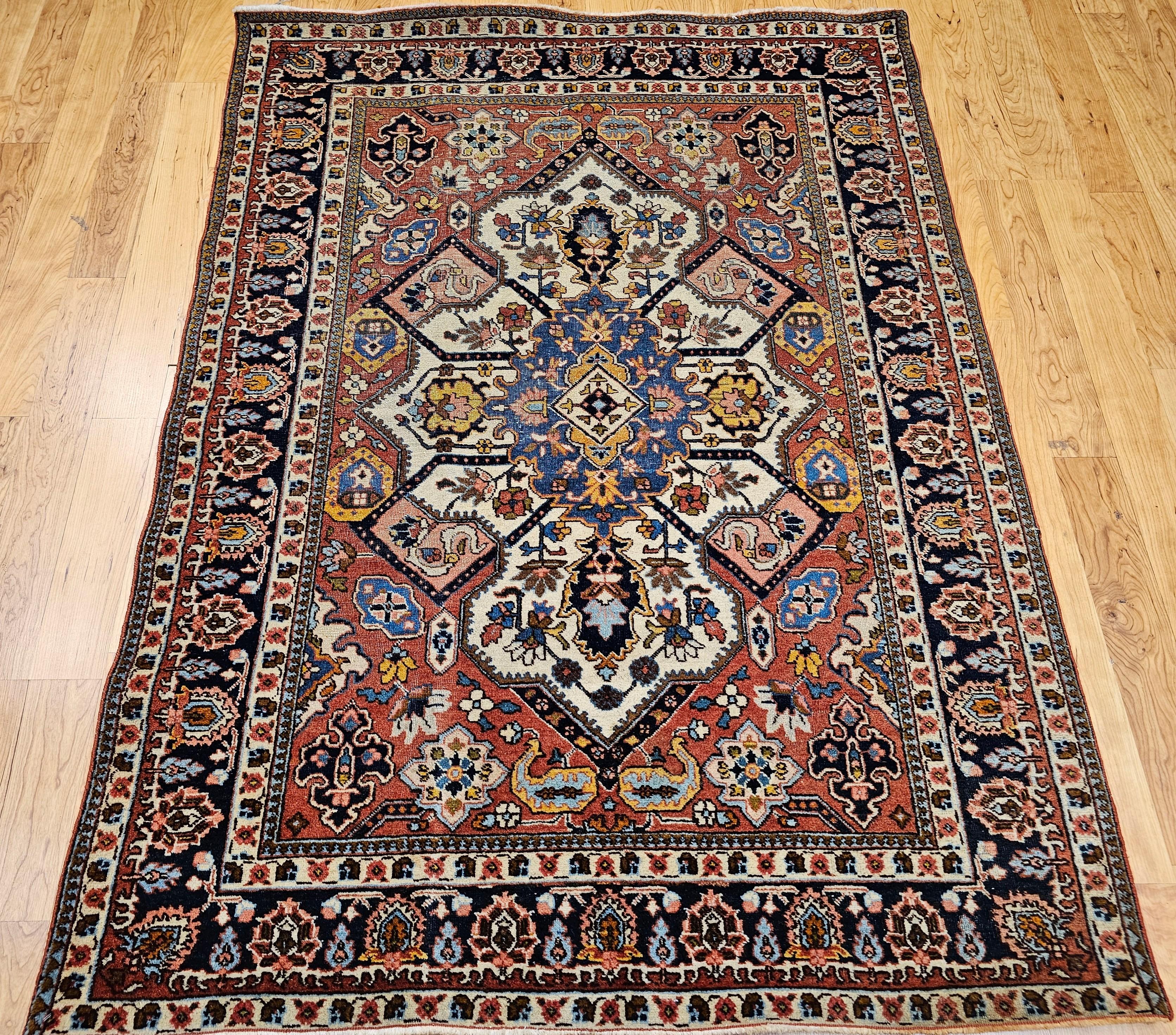 Dieser exquisite alte persische Täbriz-Teppich aus den frühen 1900er Jahren zeigt ein auffälliges Heriz-Serapi-Muster, das von den berühmten Webtraditionen Nordwestpersiens inspiriert ist. Eine kühne geometrische Komposition dreht sich um ein großes