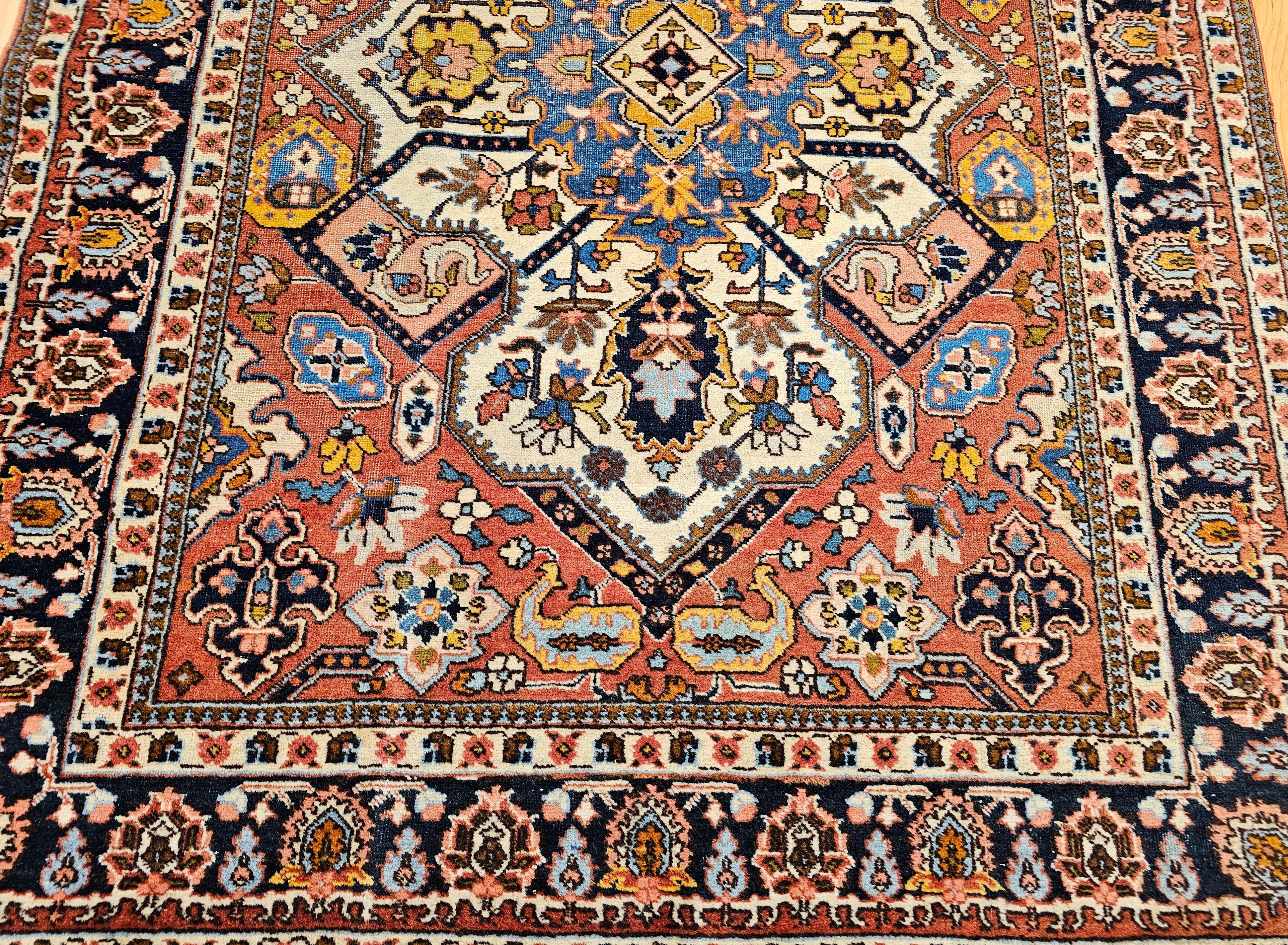 Altpersischer Täbris-Teppich mit Heriz-Serapi-Muster (Persisch) im Angebot