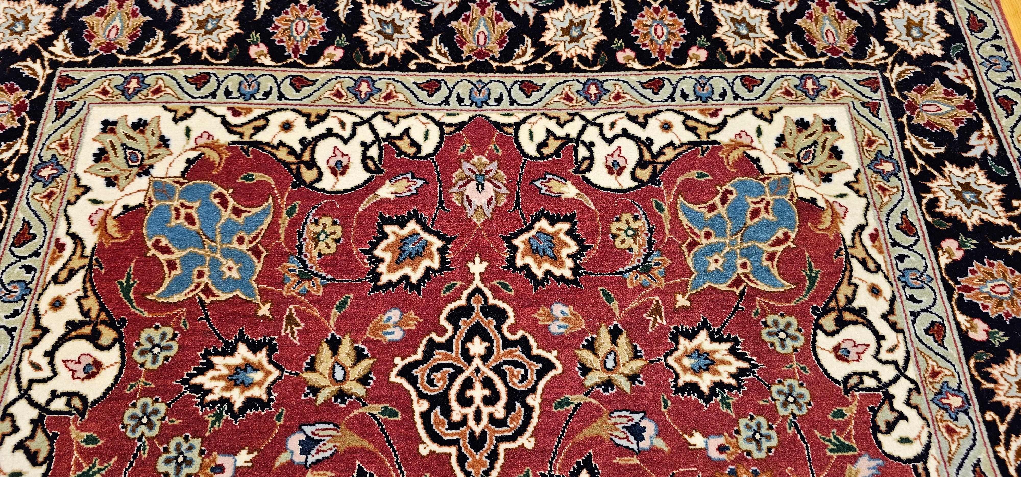Tappeto persiano d'epoca Tabriz con motivo floreale in rosso melograno, blu navy in vendita 3
