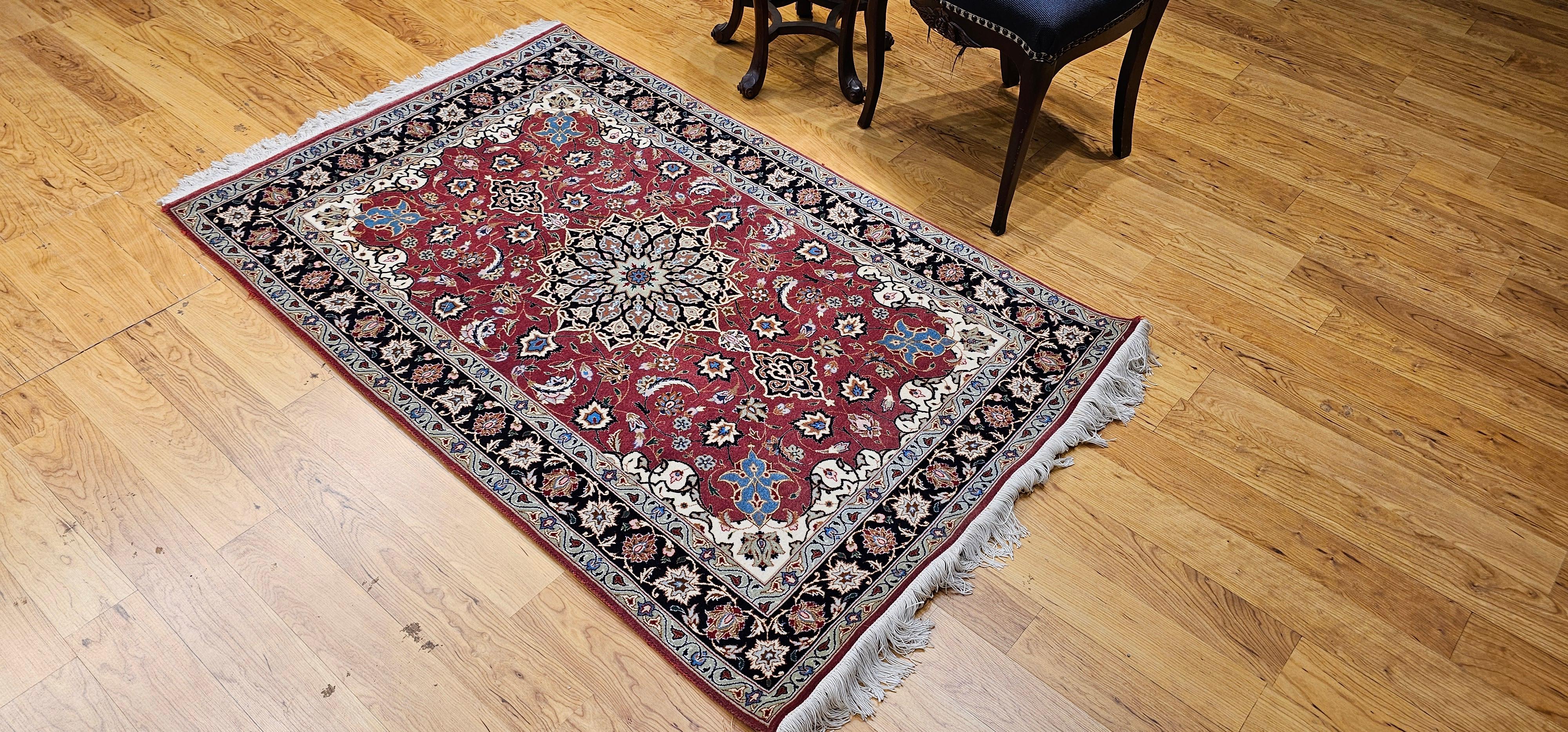Tappeto persiano d'epoca Tabriz con motivo floreale in rosso melograno, blu navy in vendita 4