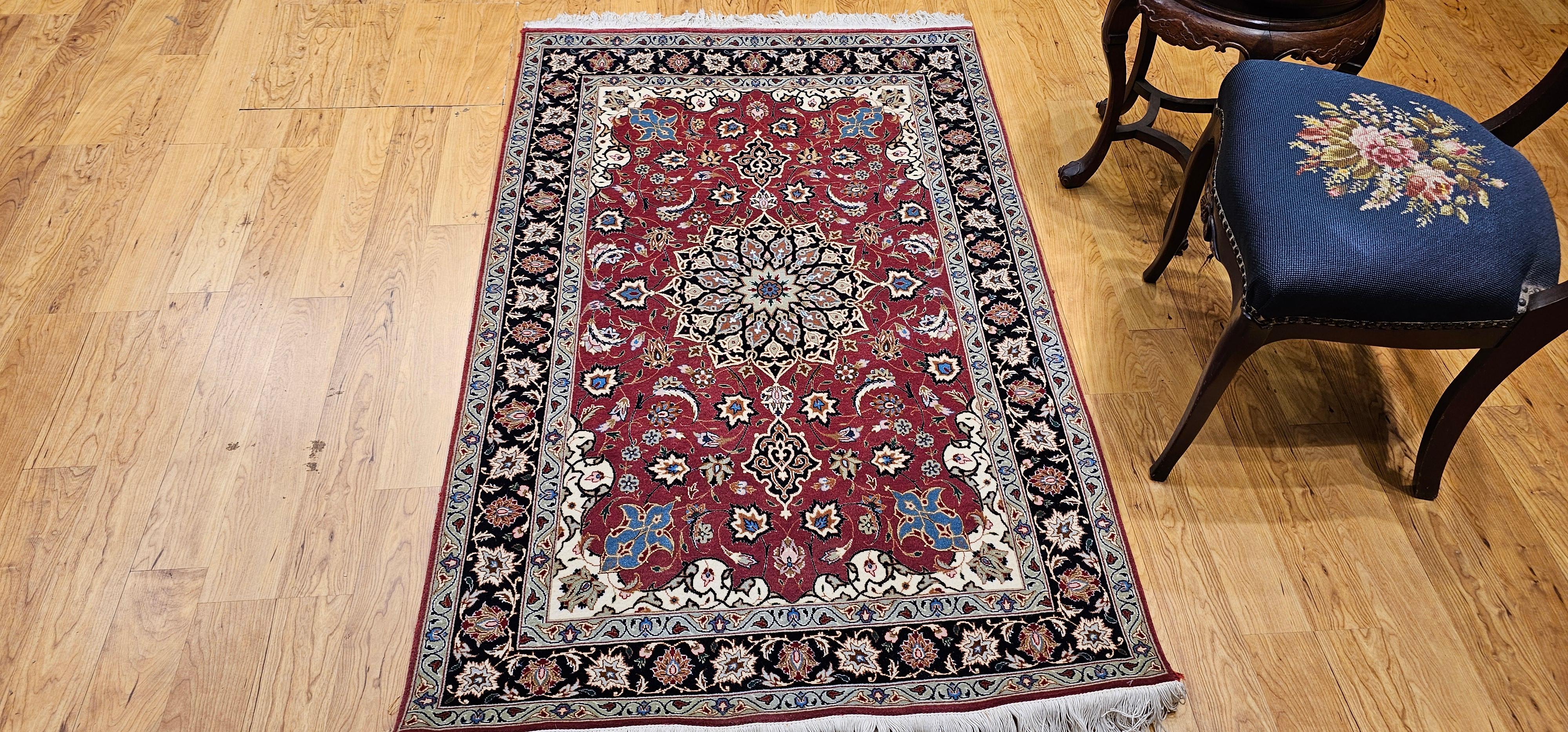 Tappeto persiano d'epoca Tabriz con motivo floreale in rosso melograno, blu navy in vendita 5