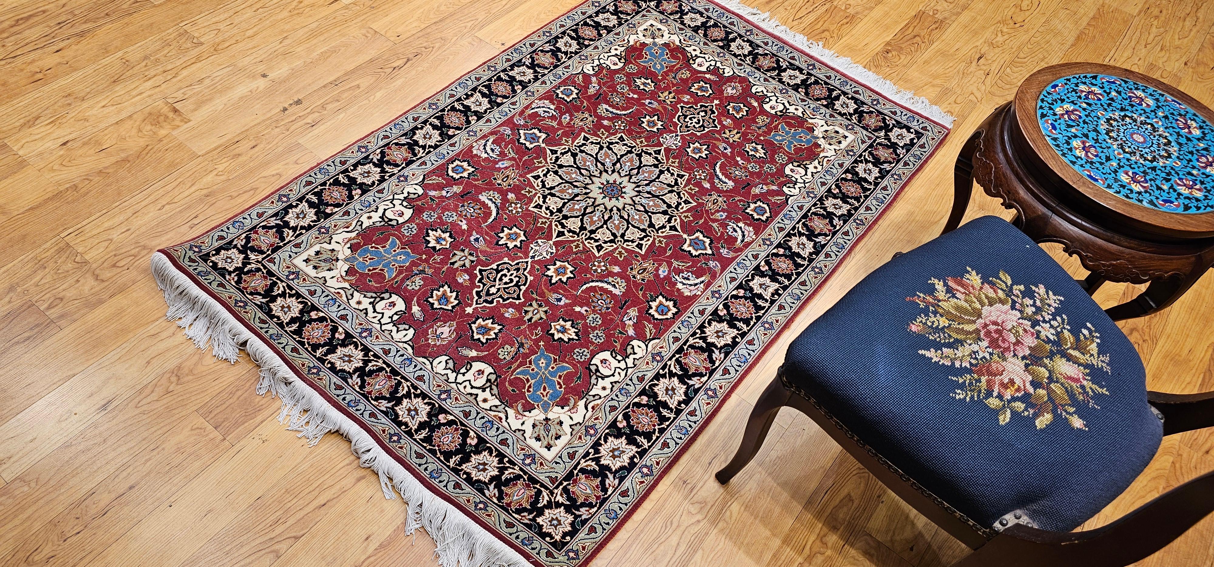 Tappeto persiano d'epoca Tabriz con motivo floreale in rosso melograno, blu navy in vendita 6