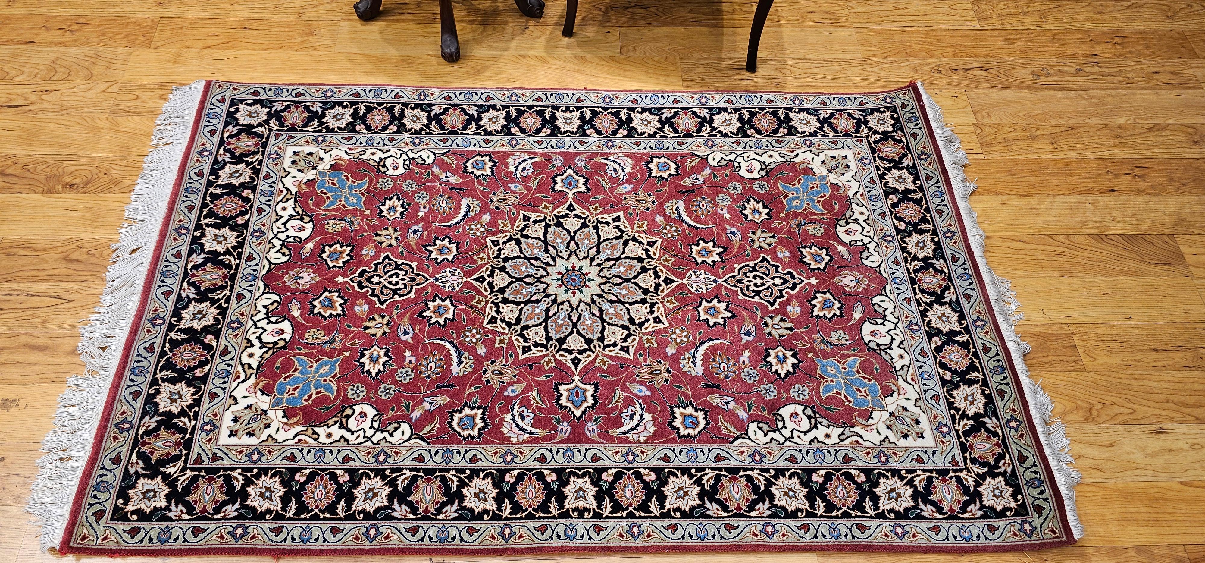 Tappeto persiano d'epoca Tabriz con motivo floreale in rosso melograno, blu navy in vendita 7
