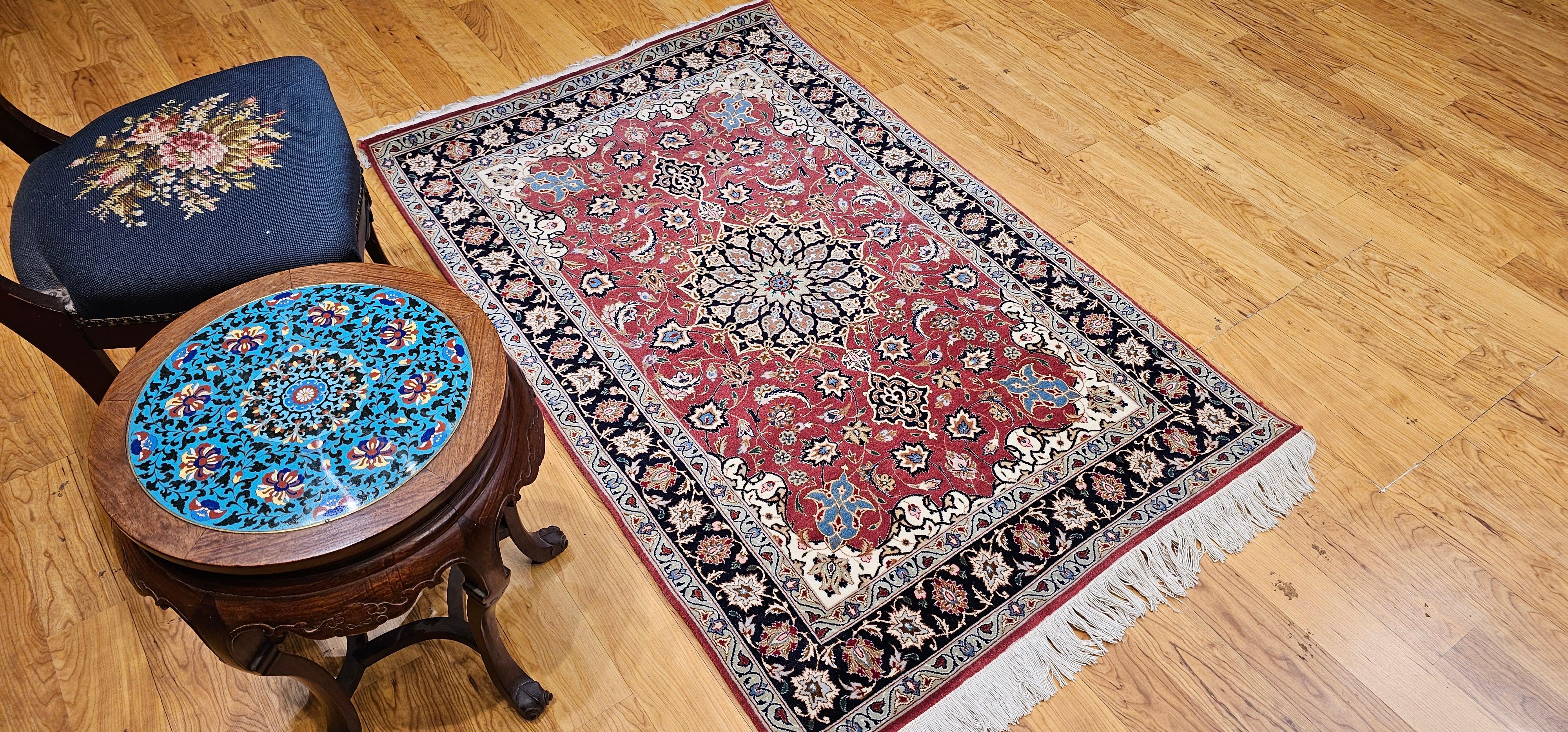 Tappeto persiano d'epoca Tabriz con motivo floreale in rosso melograno, blu navy in vendita 8