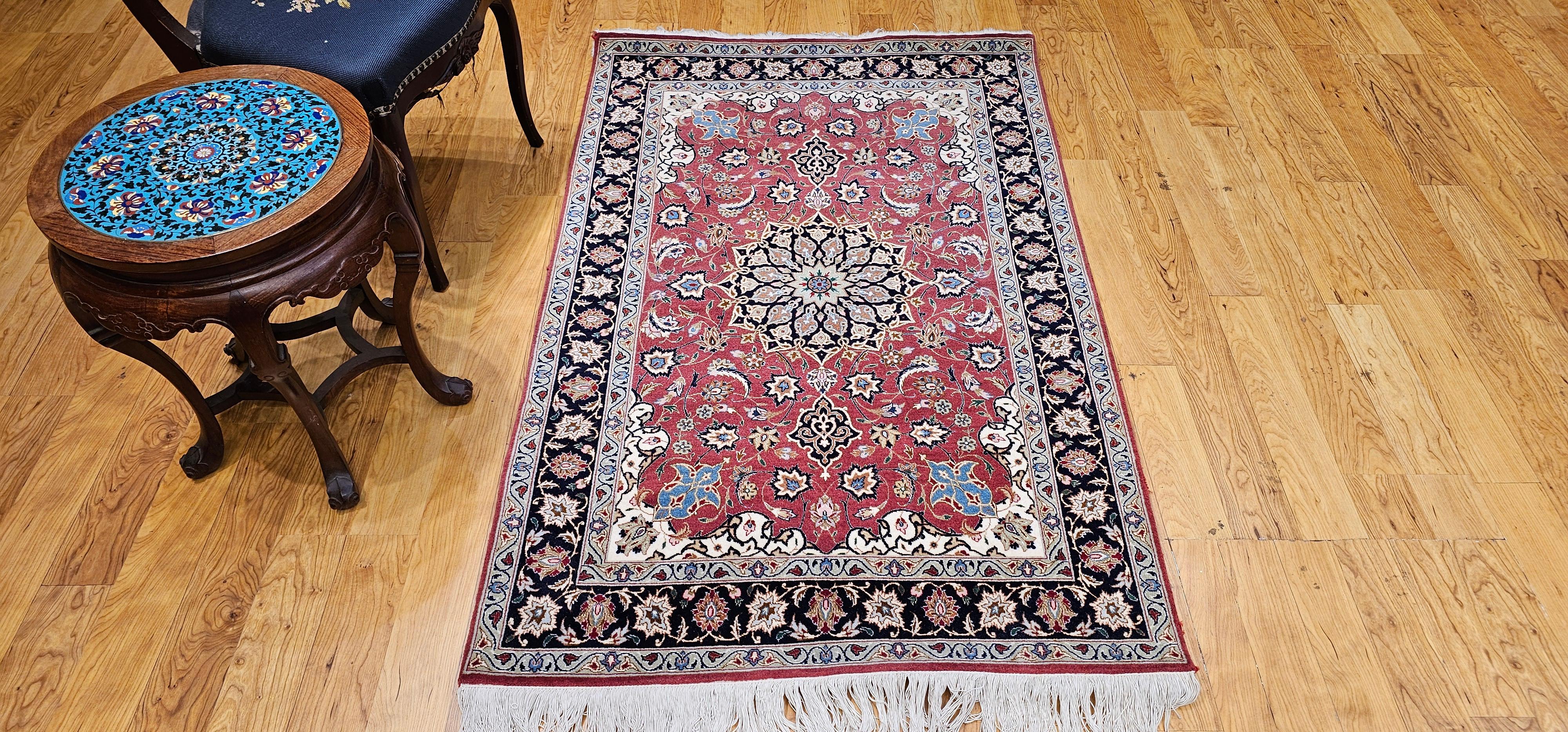 Tappeto persiano d'epoca Tabriz con motivo floreale in rosso melograno, blu navy in vendita 9