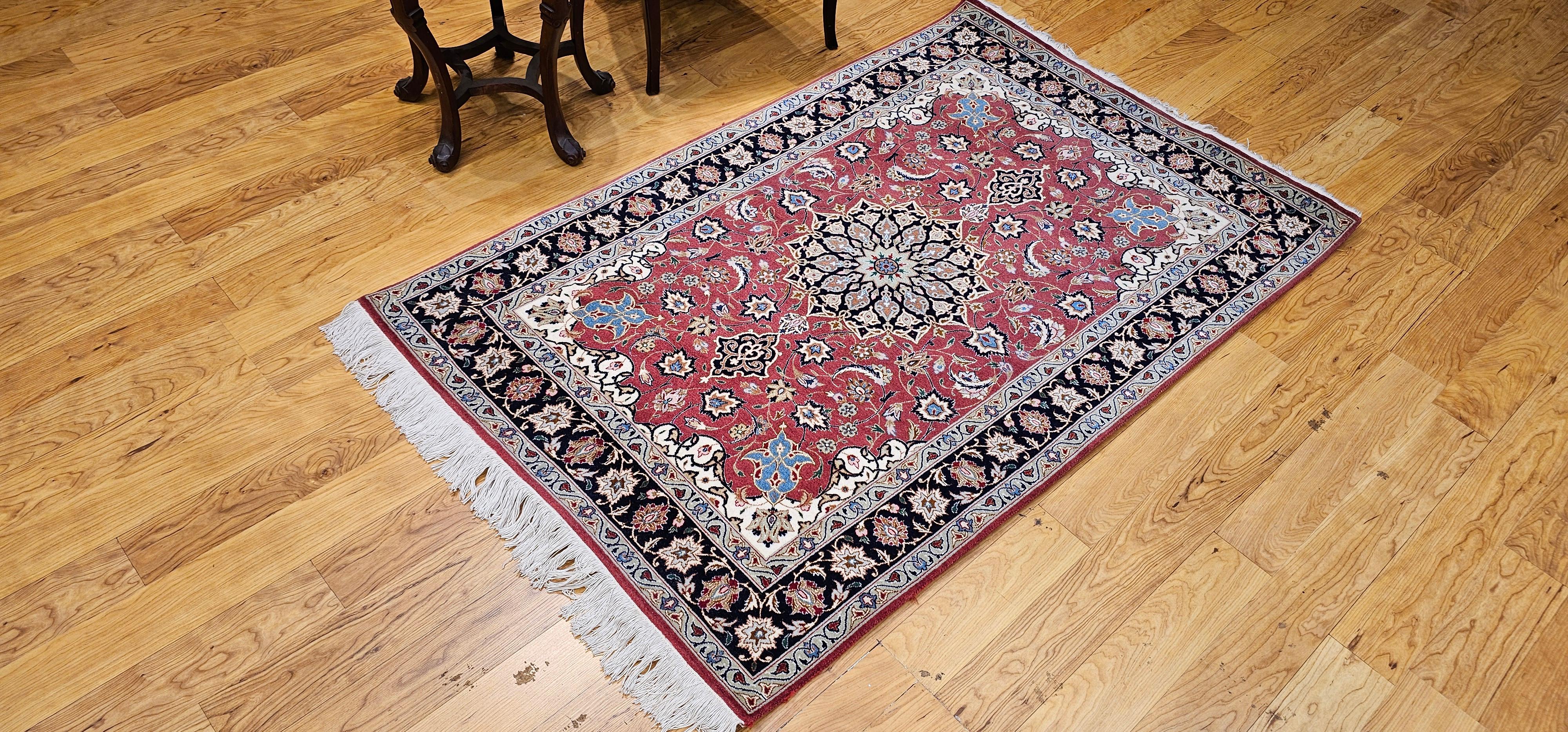 Tappeto persiano d'epoca Tabriz con motivo floreale in rosso melograno, blu navy in vendita 10