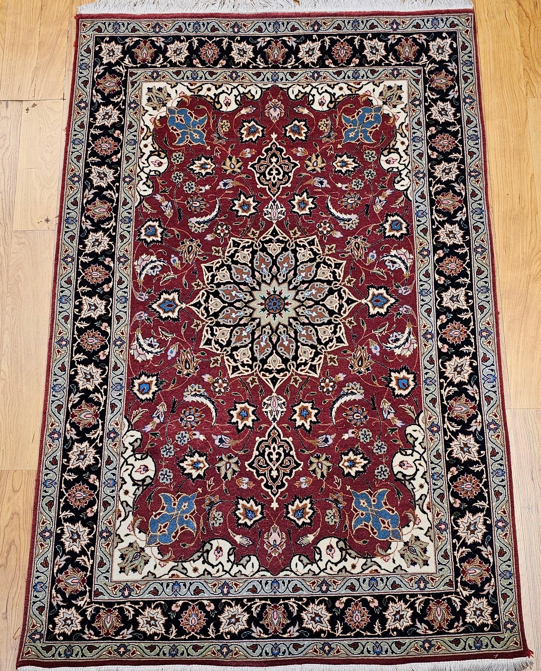 Questo straordinario tappeto persiano Tabriz (SKU: 1208) fa parte di una rarissima coppia identica tessuta nel celebre disegno di Shah Abbas, creato per la corte reale persiana durante la dinastia Safavid nel XVI secolo. Il tappeto irradia un