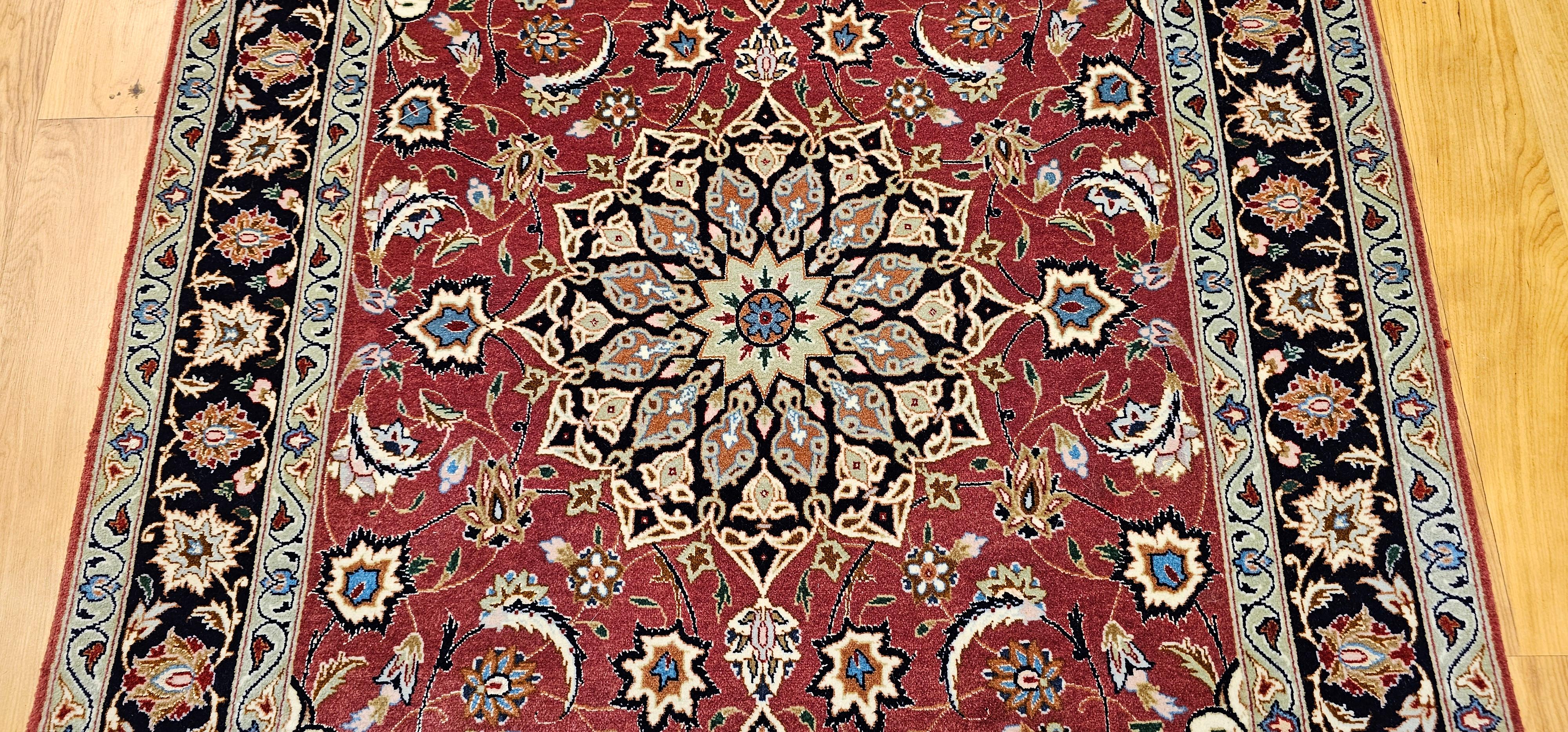 Tessuto a mano Tappeto persiano d'epoca Tabriz con motivo floreale in rosso melograno, blu navy in vendita