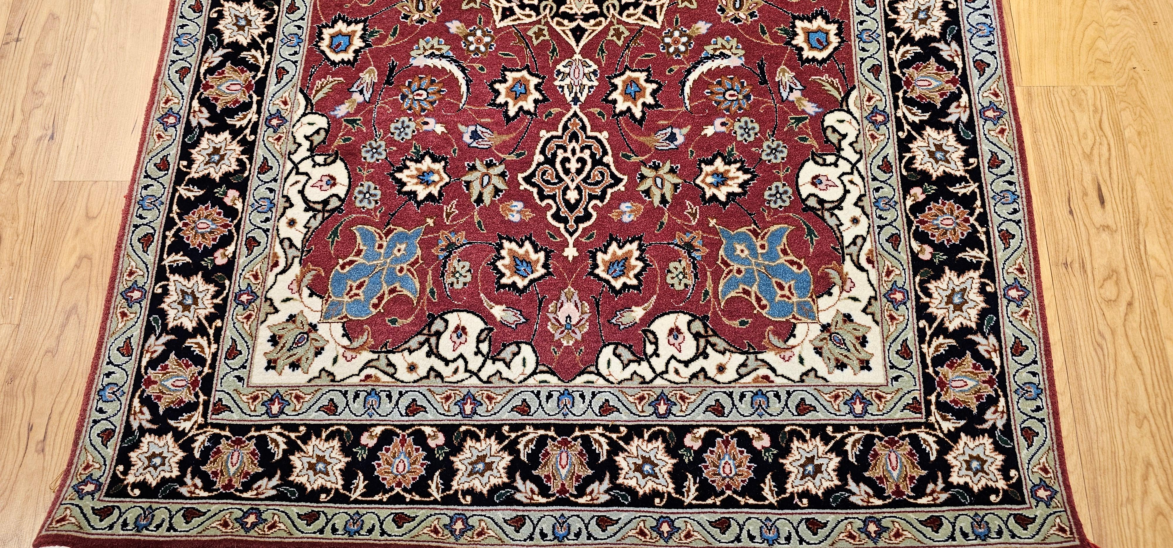 Tappeto persiano d'epoca Tabriz con motivo floreale in rosso melograno, blu navy In condizioni buone in vendita a Barrington, IL